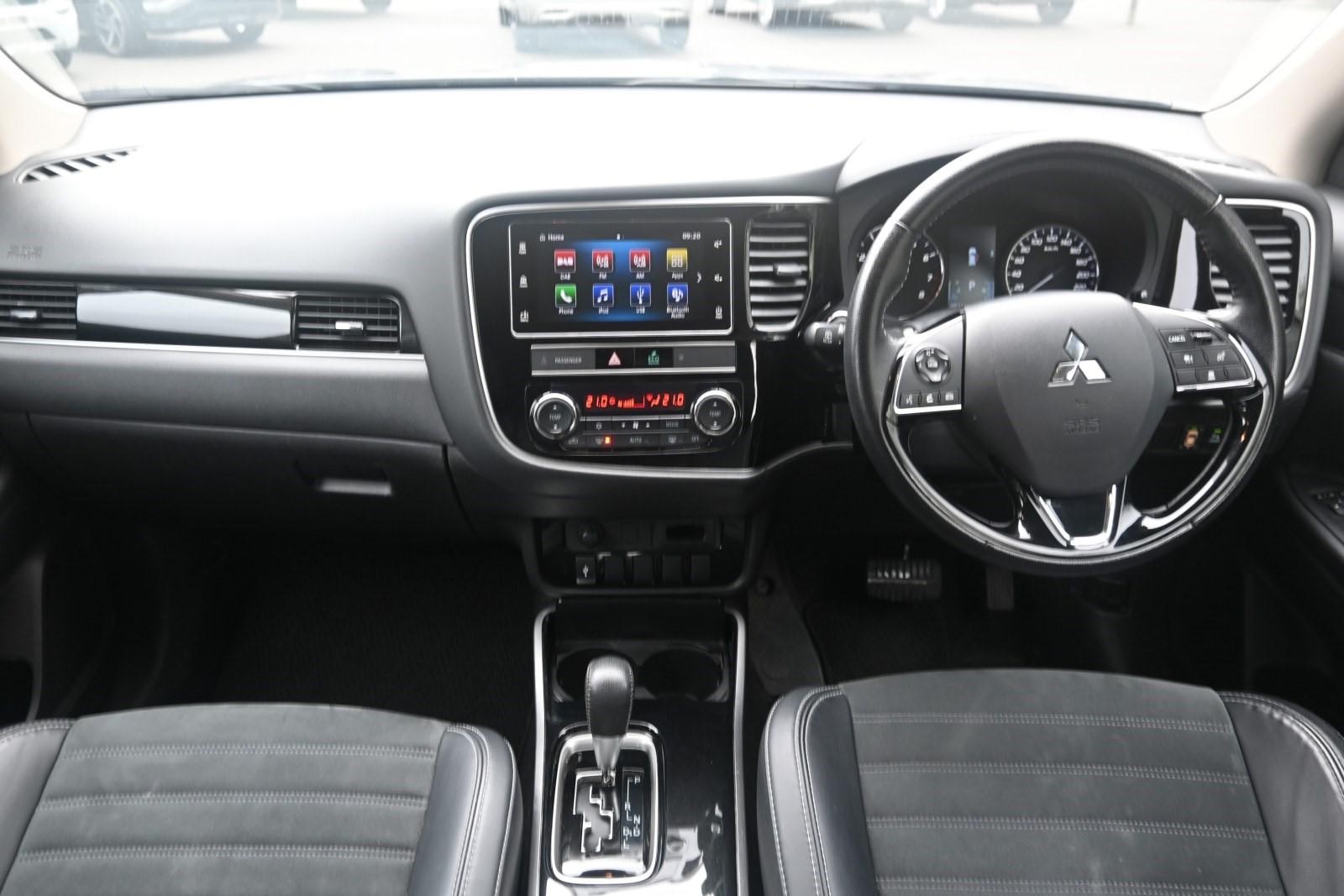 Mitsubishi Outlander image 3