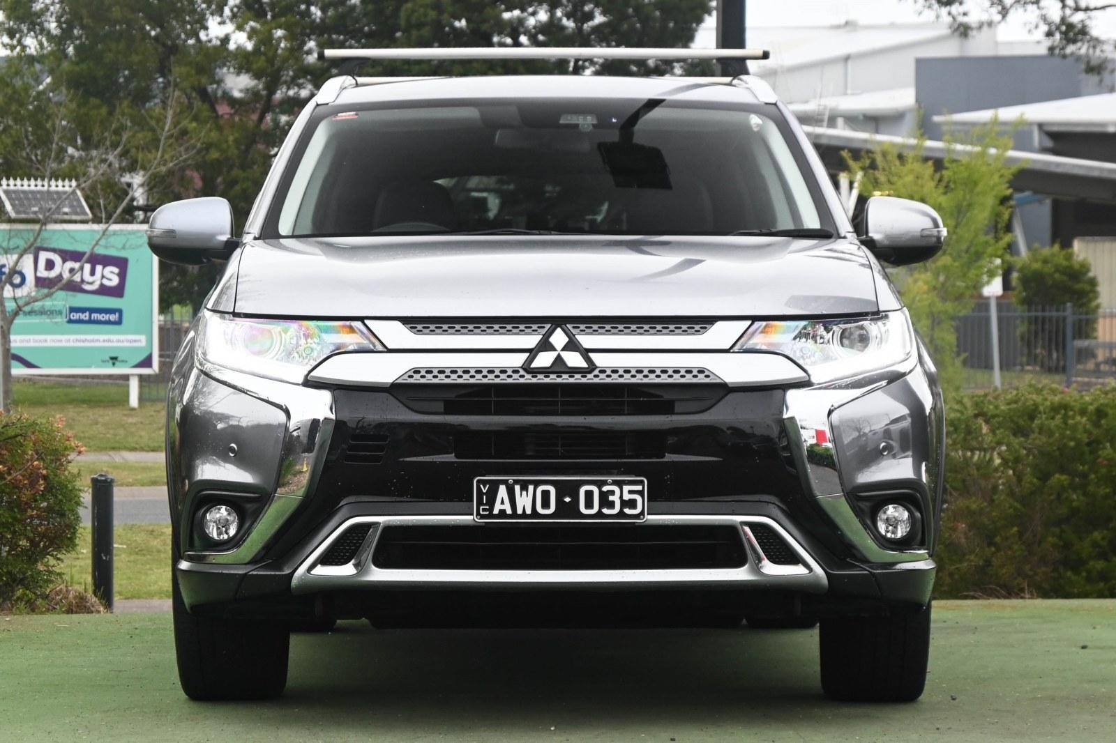 Mitsubishi Outlander image 2