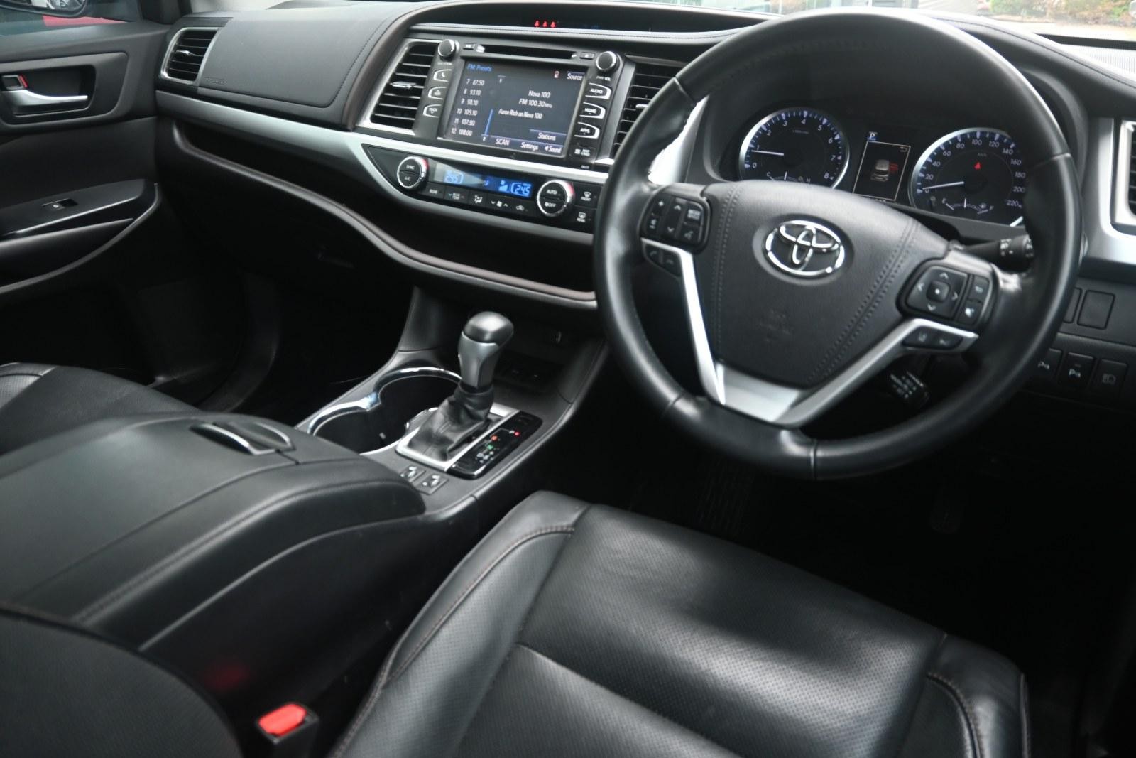 Toyota Kluger image 3