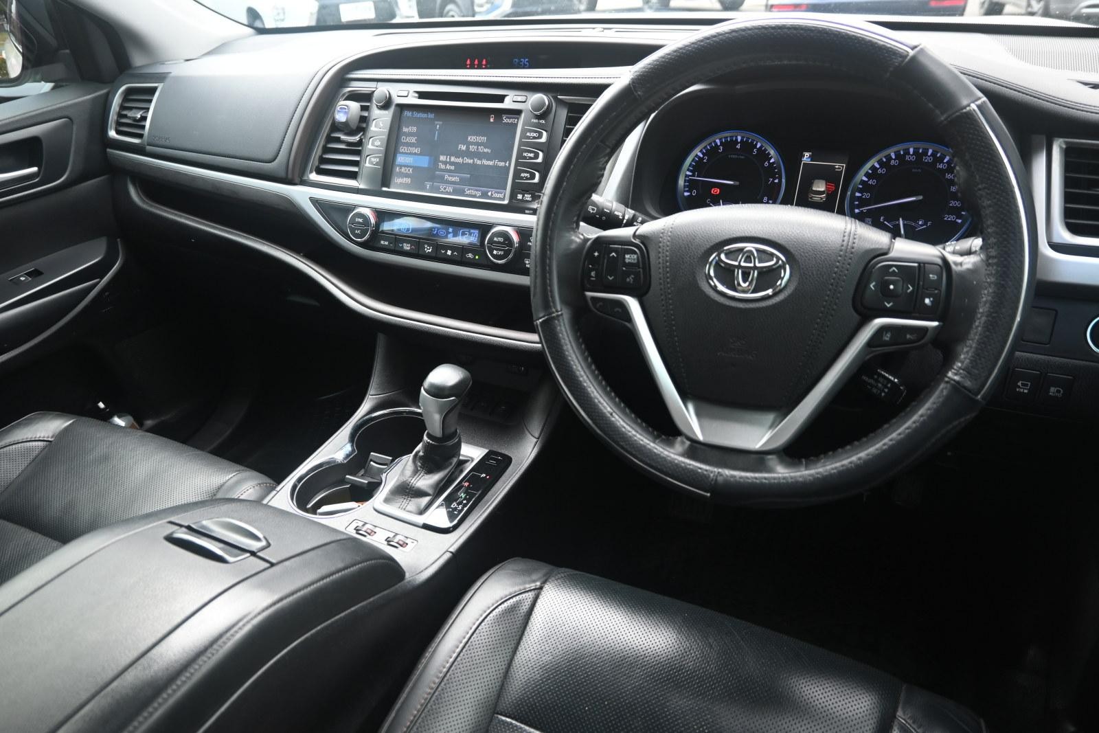 Toyota Kluger image 3