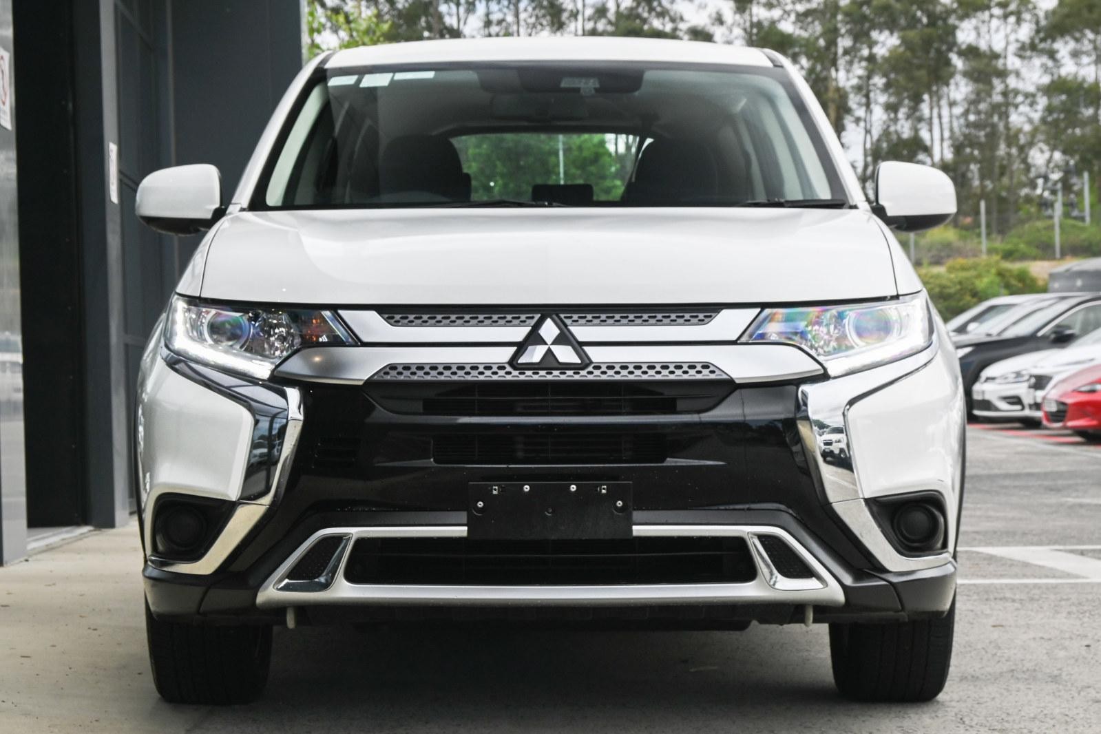 Mitsubishi Outlander image 2