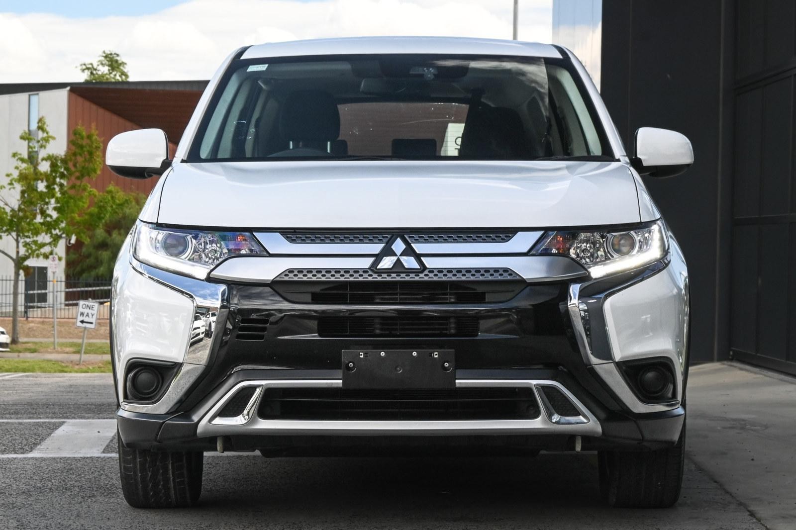 Mitsubishi Outlander image 2