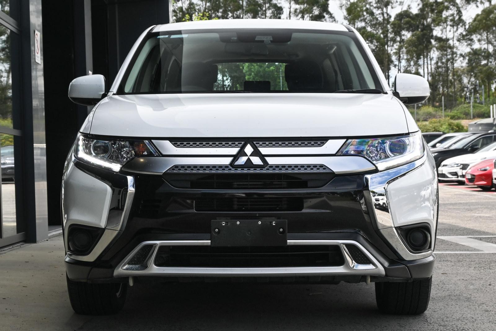 Mitsubishi Outlander image 2