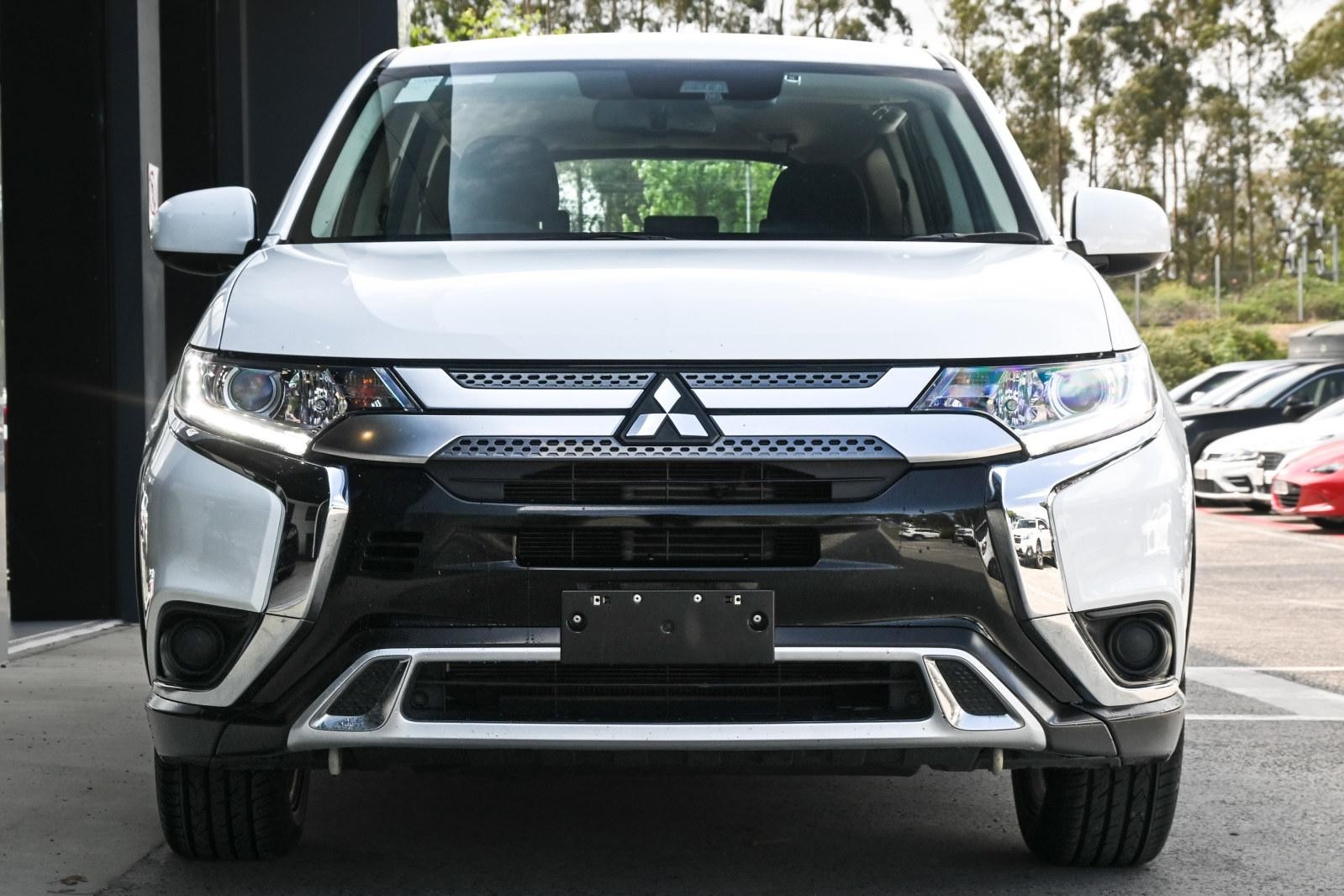 Mitsubishi Outlander image 2