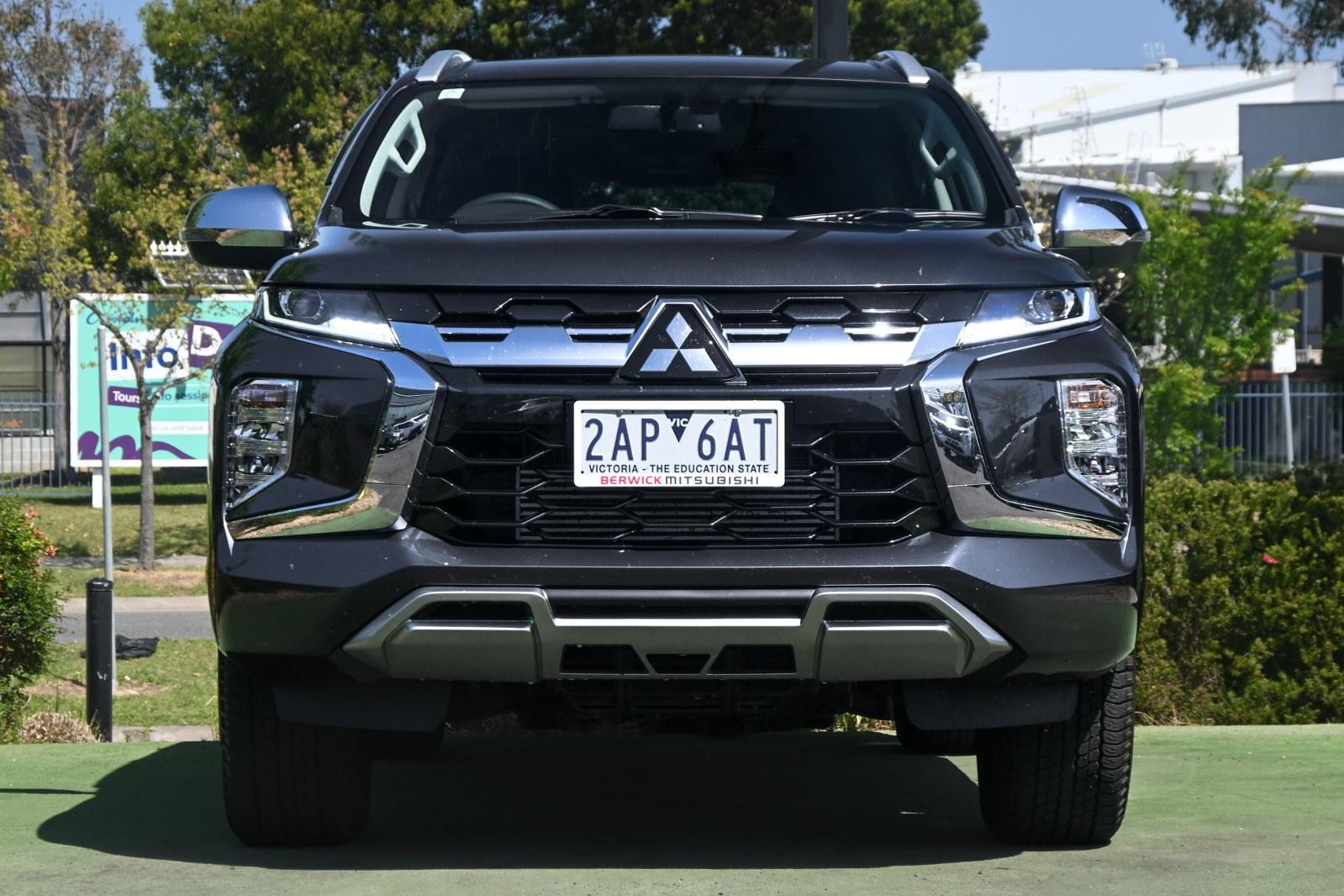 Mitsubishi Pajero Sport image 2