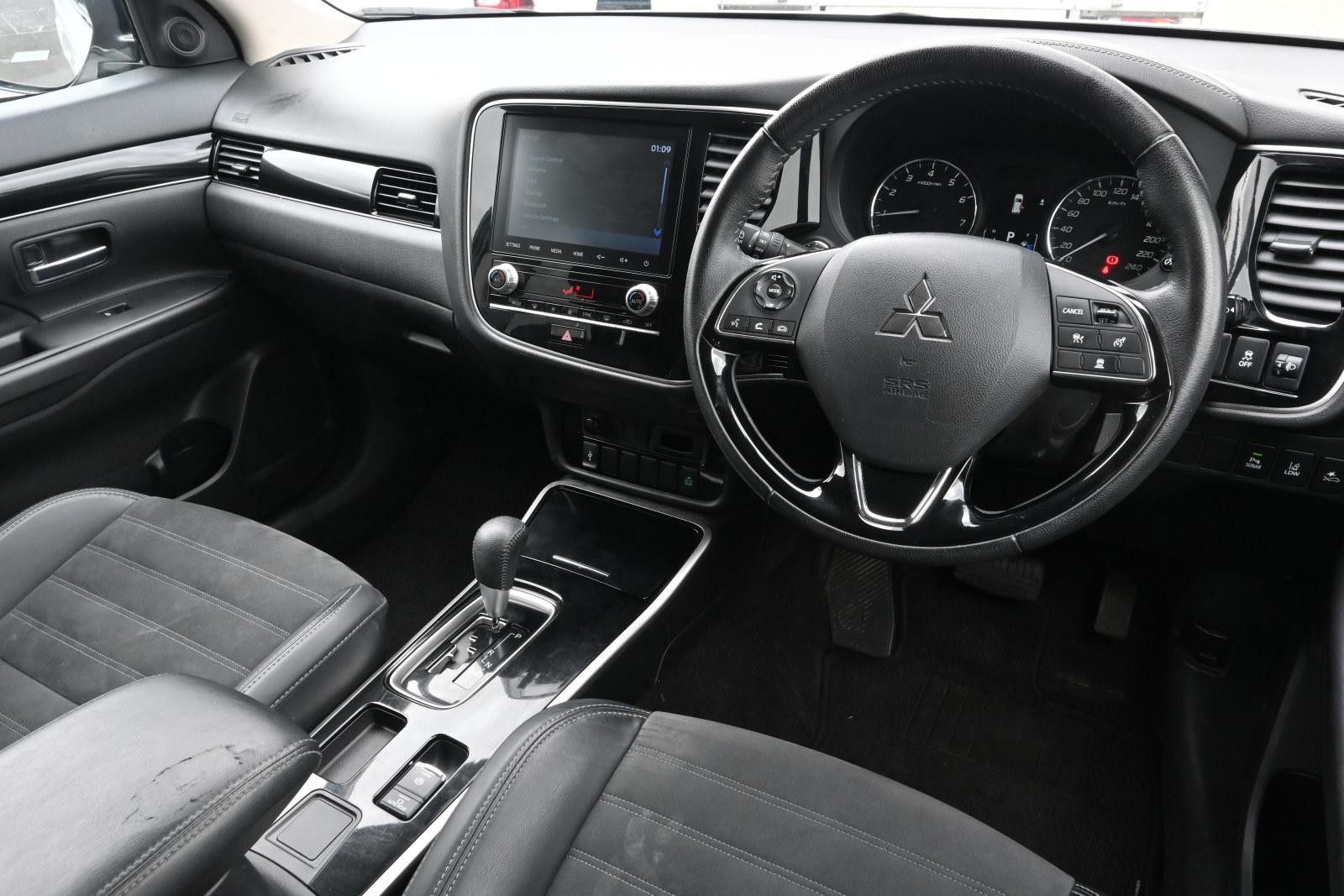 Mitsubishi Outlander image 3