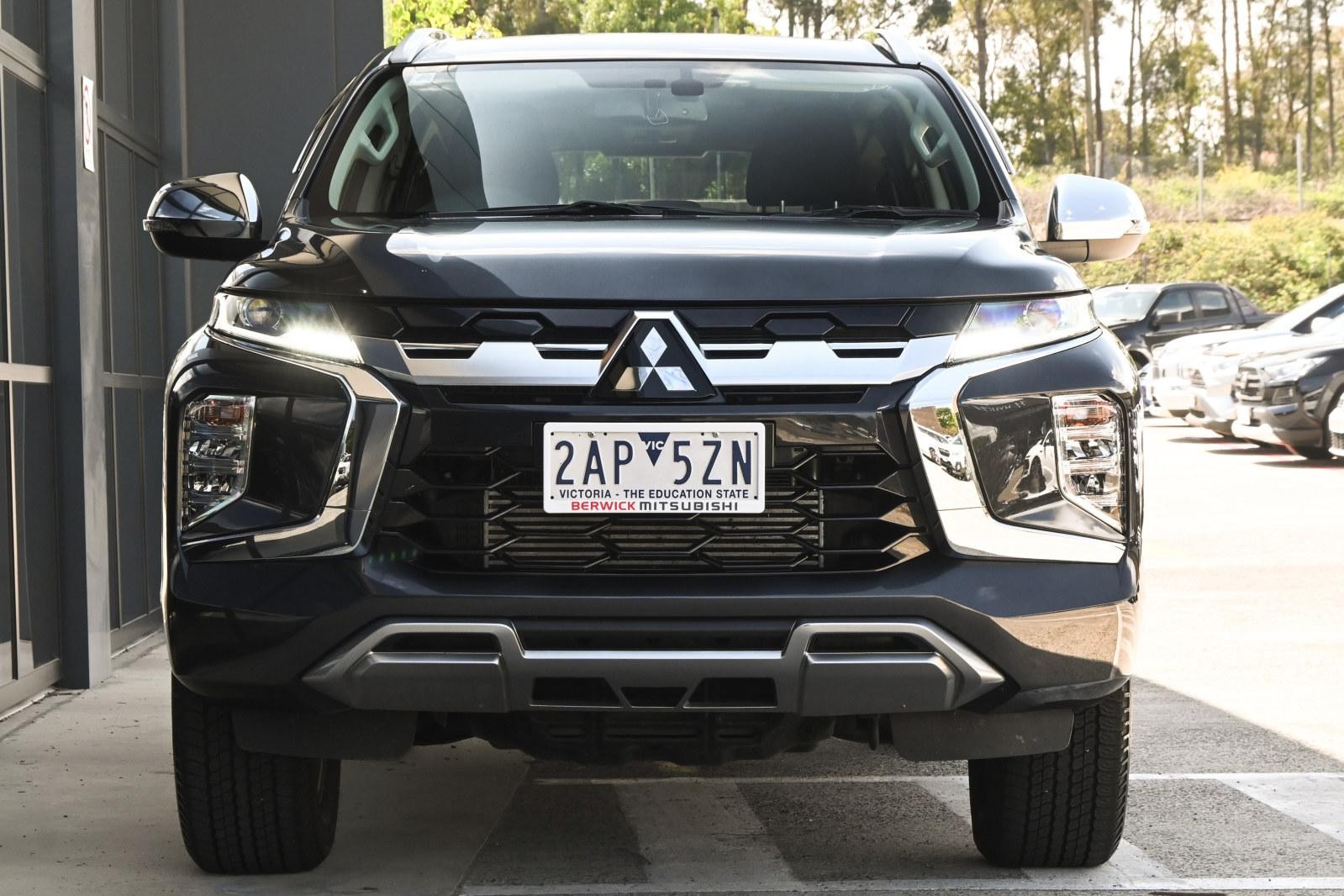 Mitsubishi Pajero Sport image 2