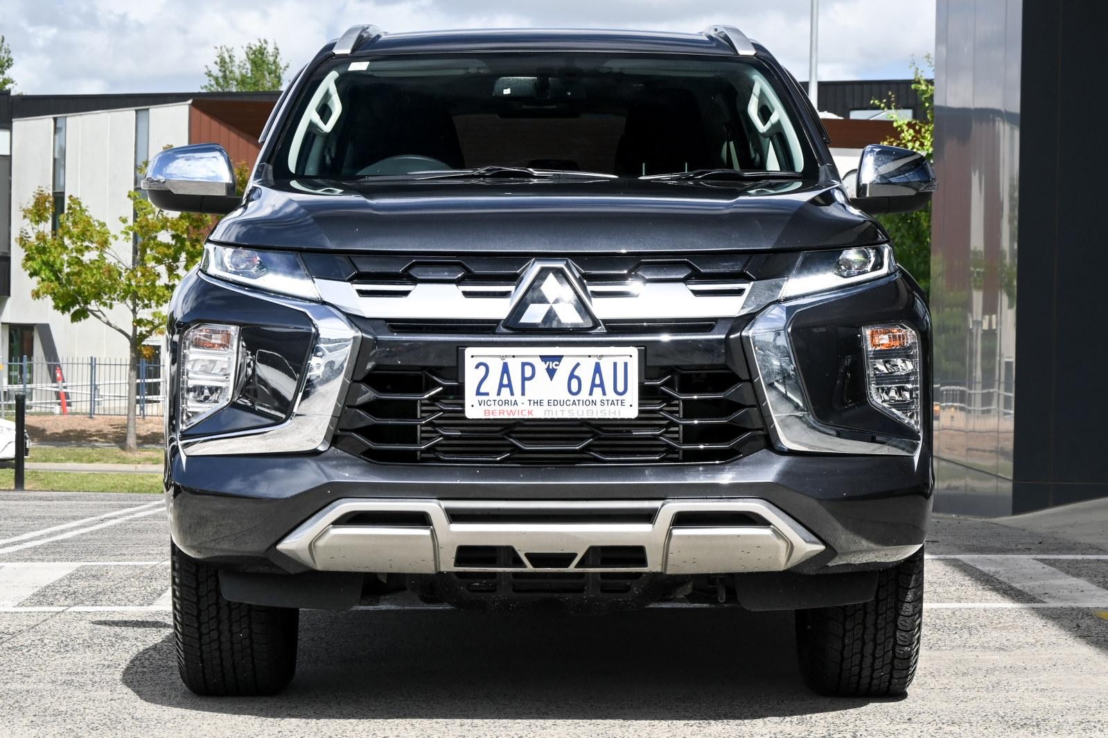 Mitsubishi Pajero Sport image 2