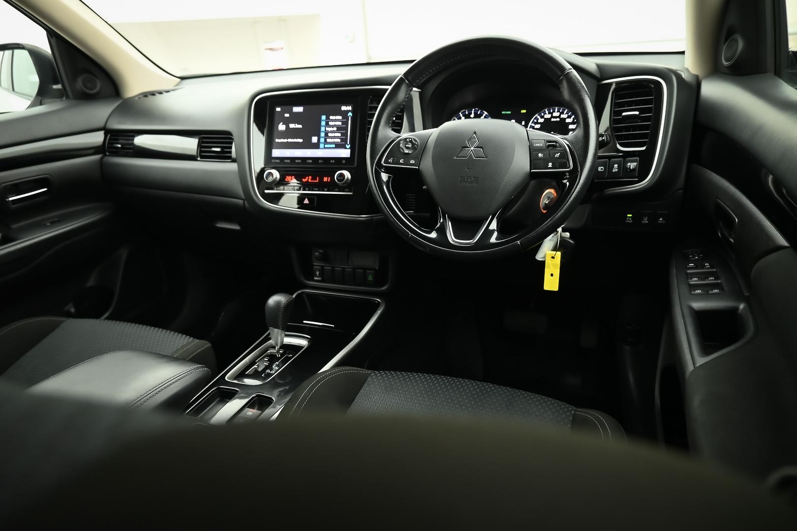 Mitsubishi Outlander image 4