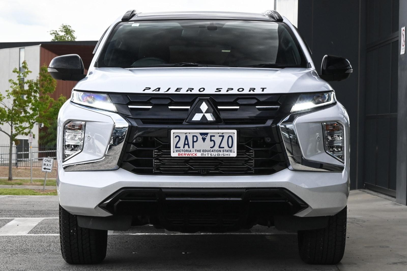 Mitsubishi Pajero Sport image 2