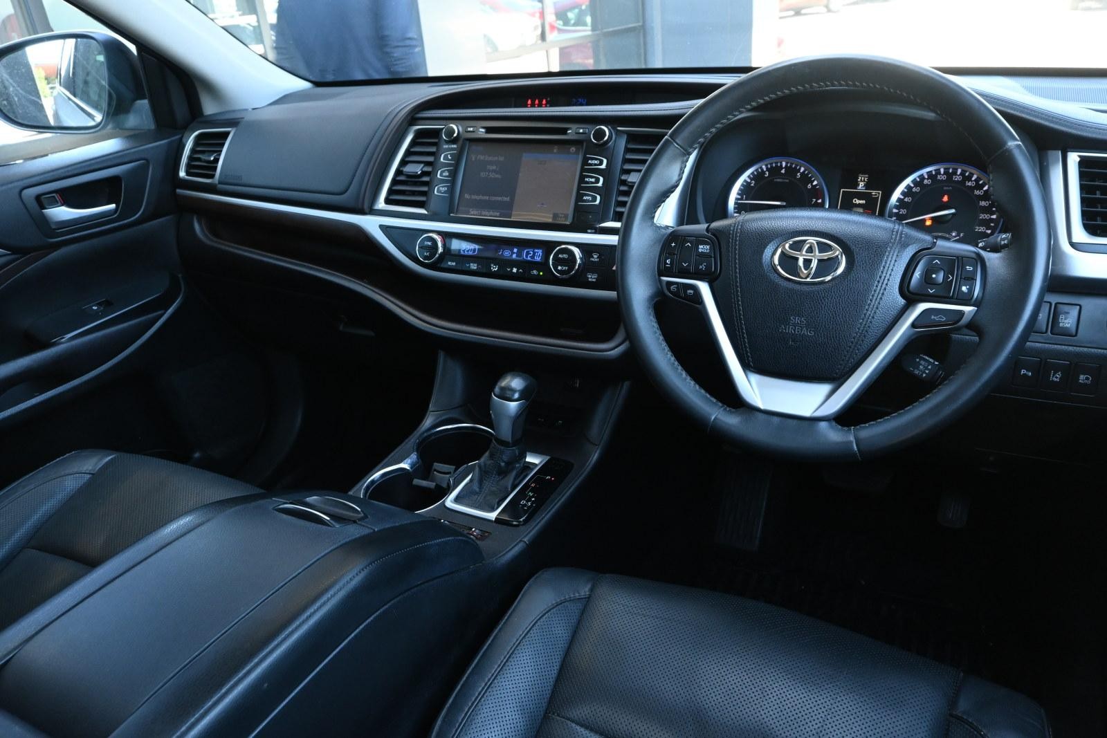 Toyota Kluger image 3