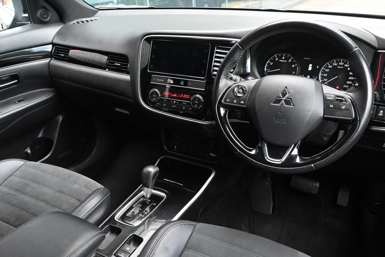 Mitsubishi Outlander image 3