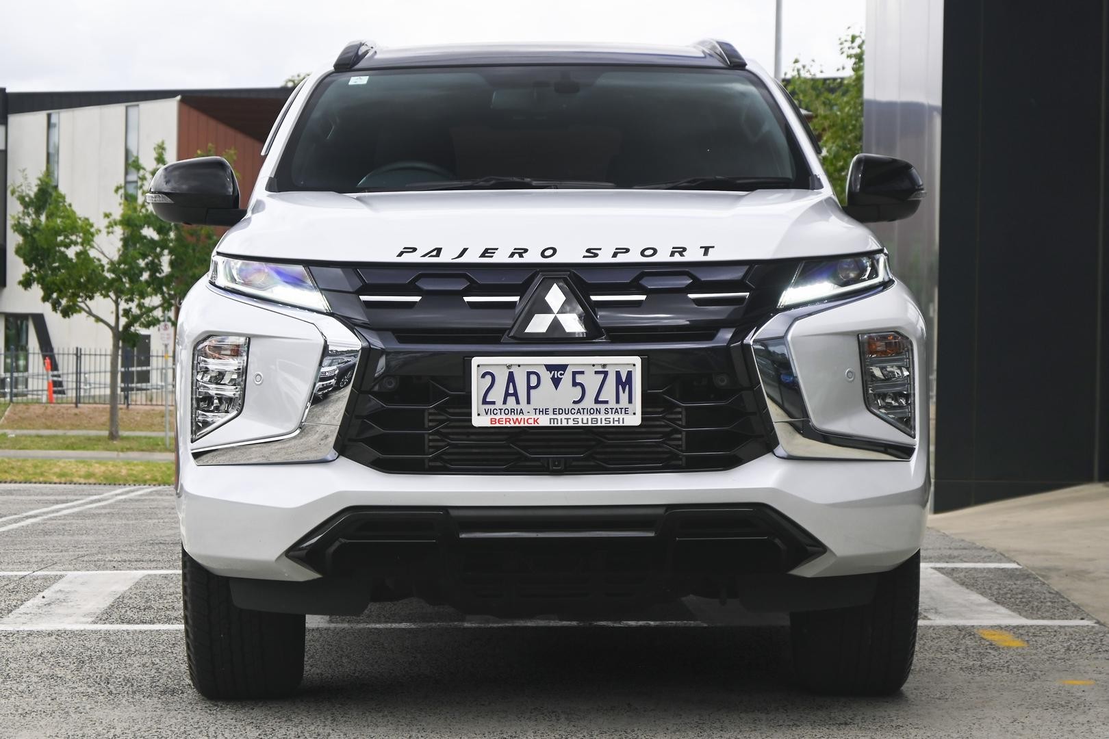 Mitsubishi Pajero Sport image 2