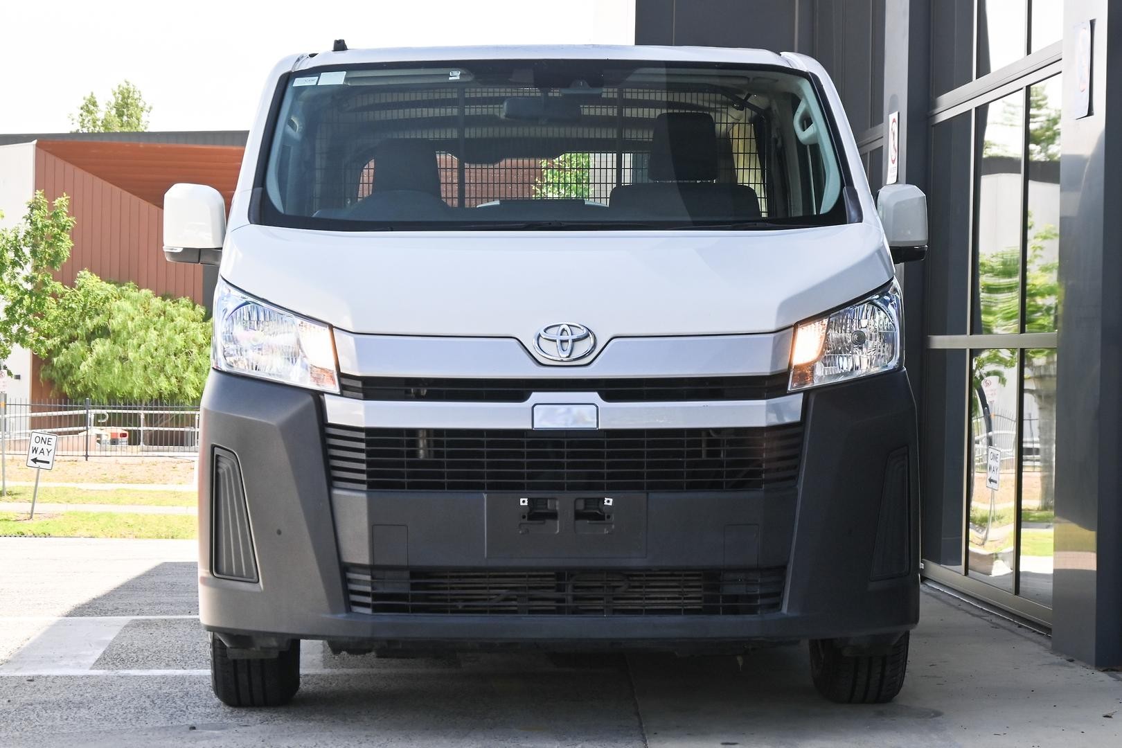 Toyota Hiace image 2