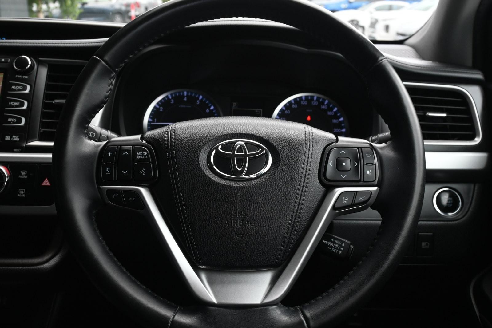 Toyota Kluger image 4