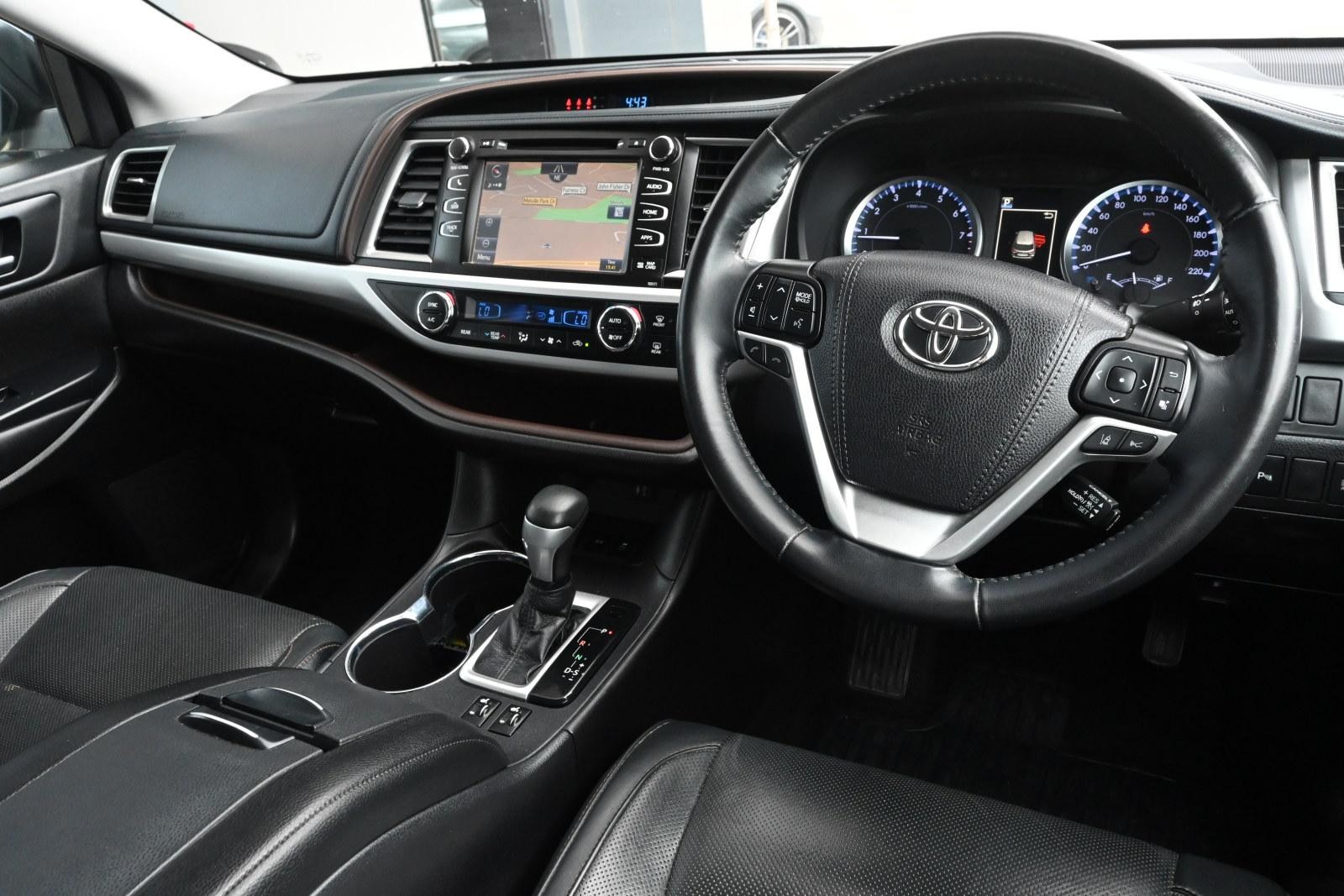 Toyota Kluger image 3