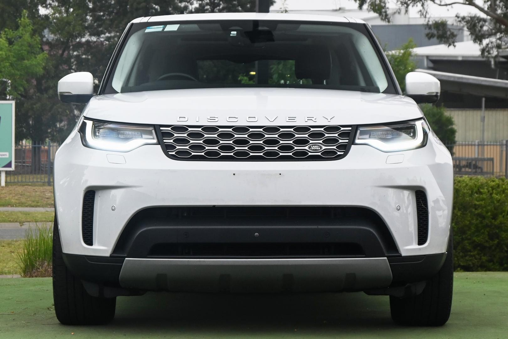 Land Rover Discovery image 2