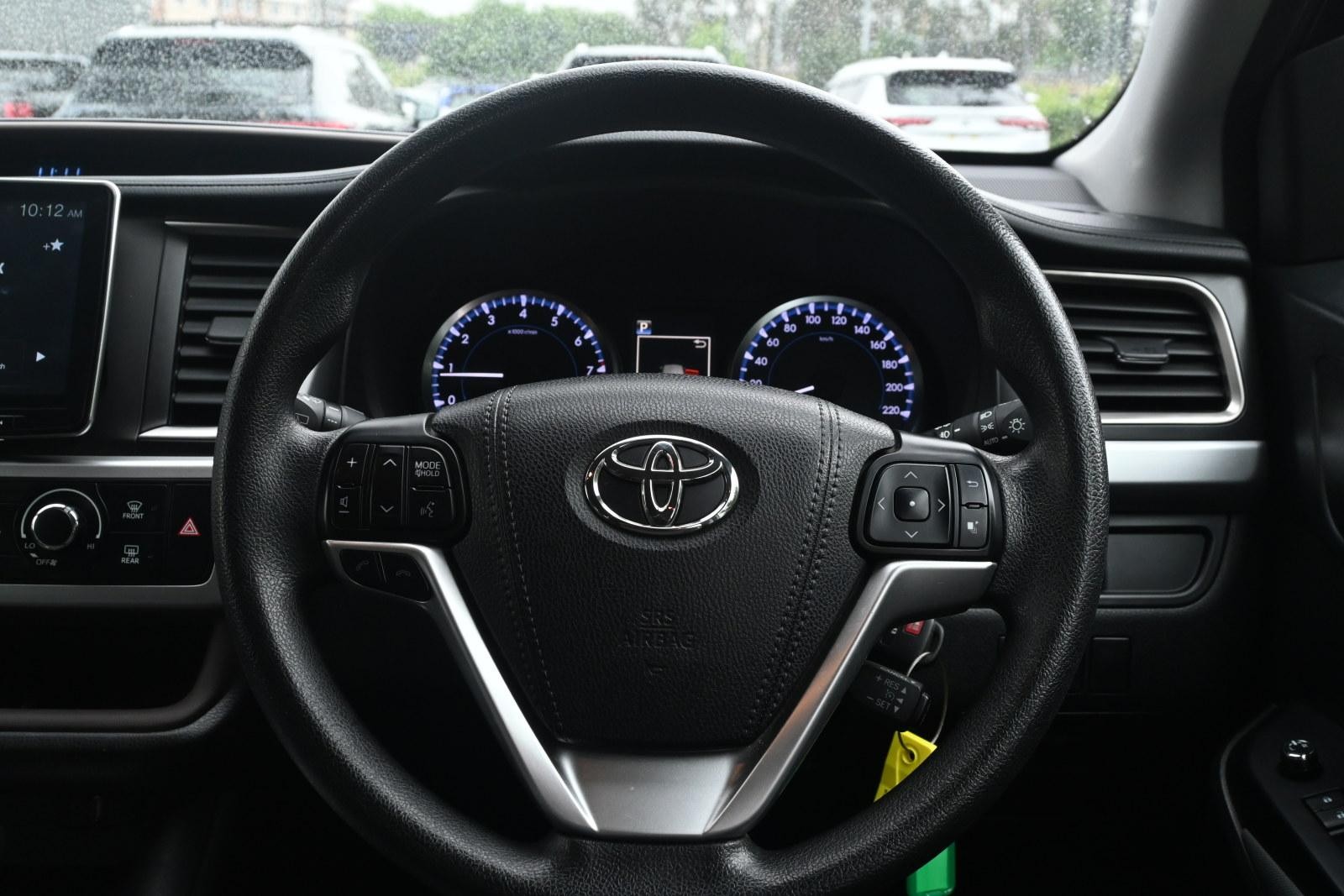 Toyota Kluger image 4