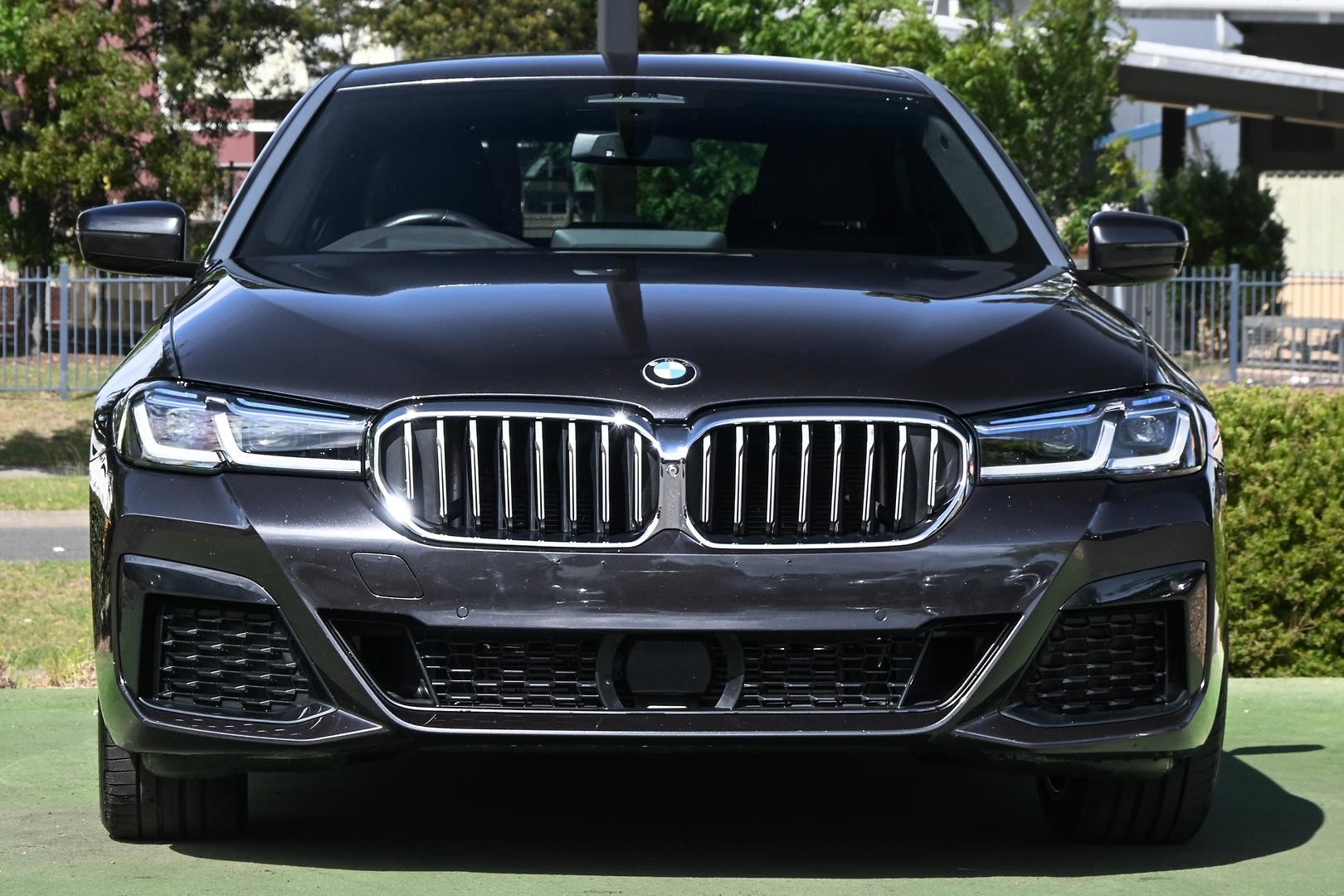 BMW 5 Series image 2