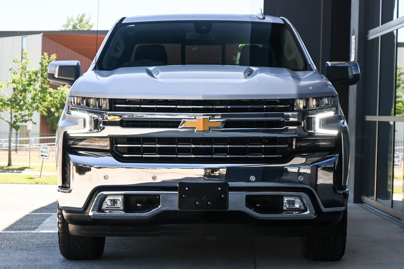 Chevrolet Silverado image 2