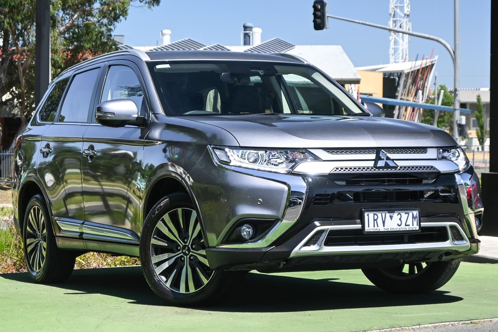 Mitsubishi Outlander image 1