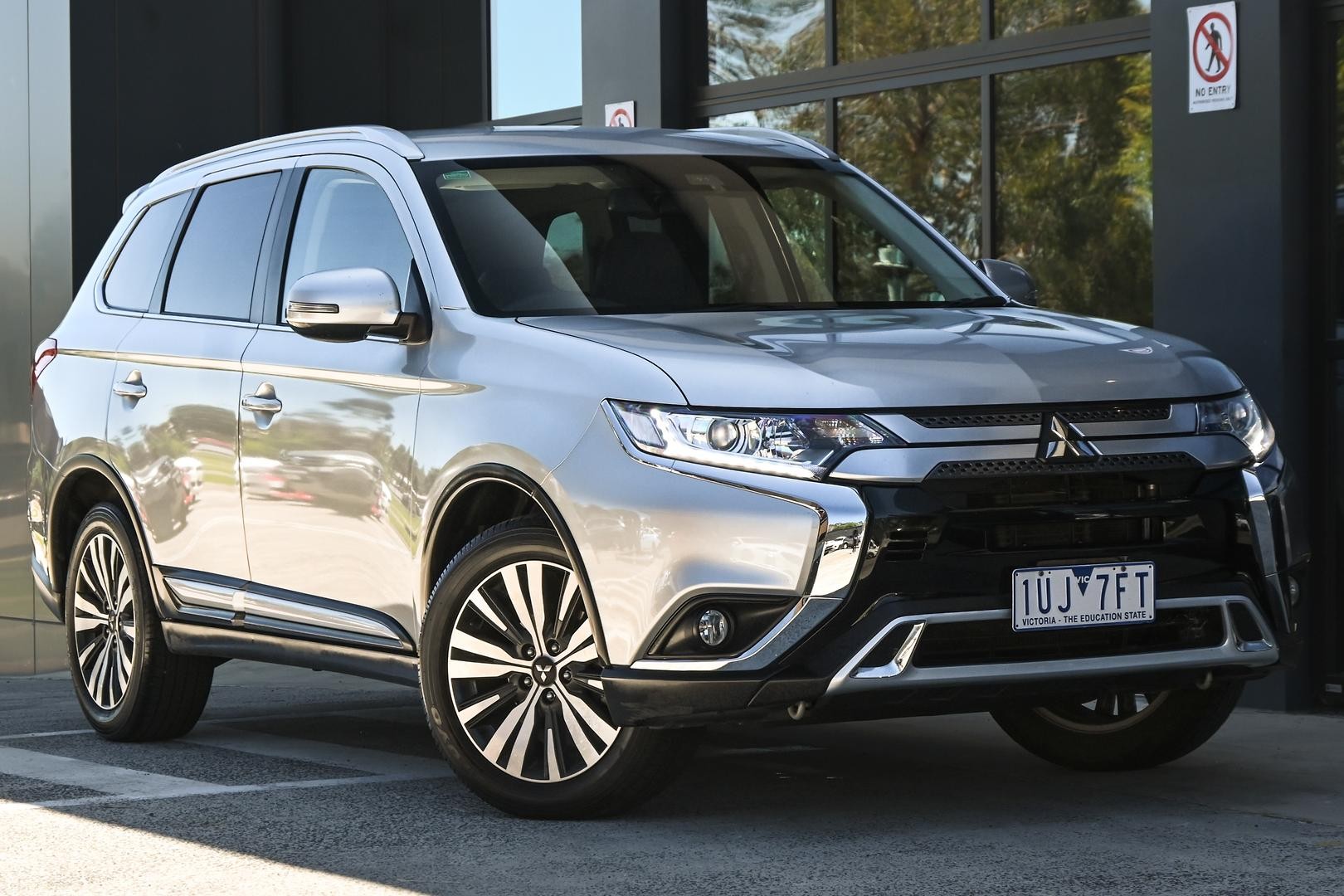 Mitsubishi Outlander image 1