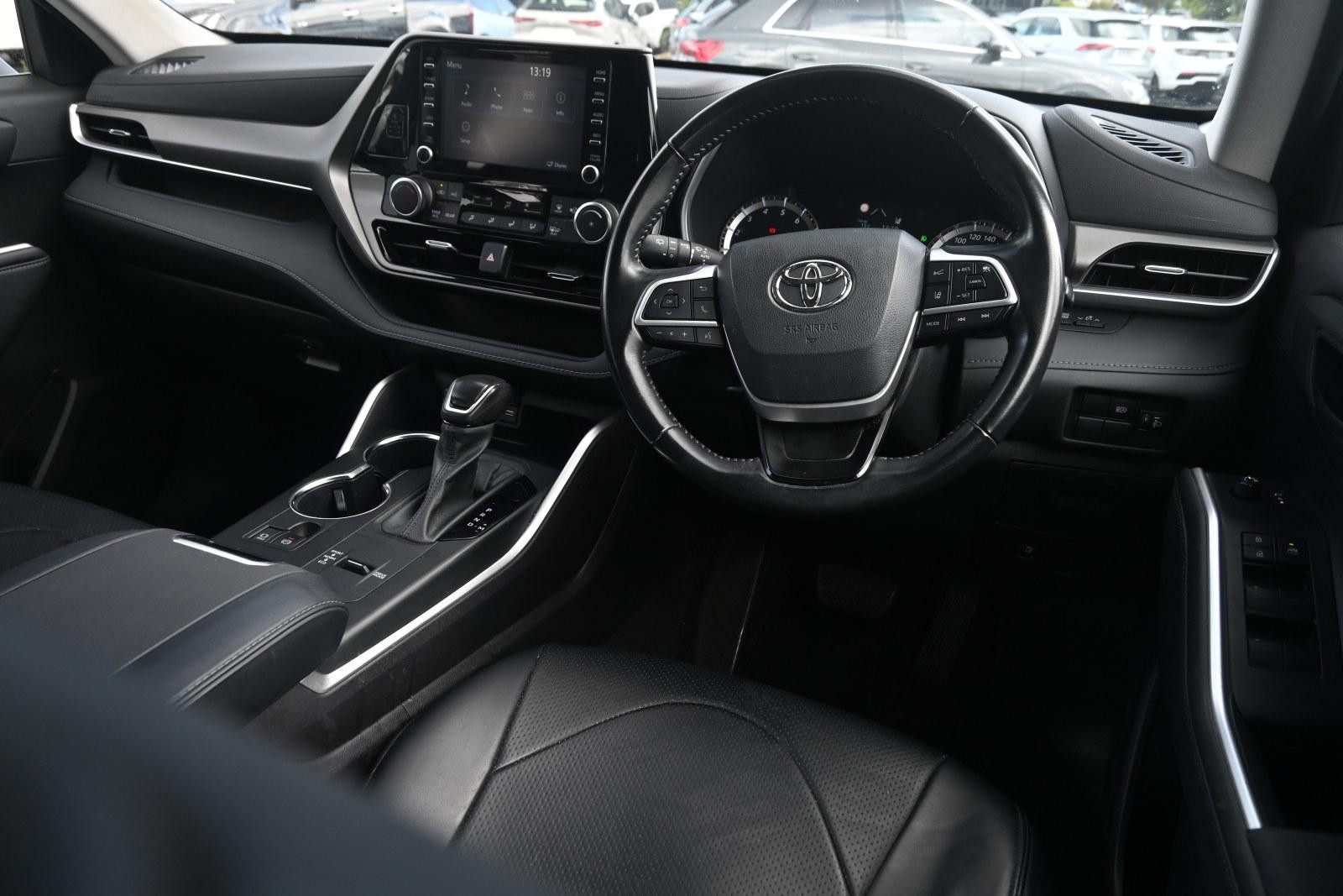 Toyota Kluger image 3