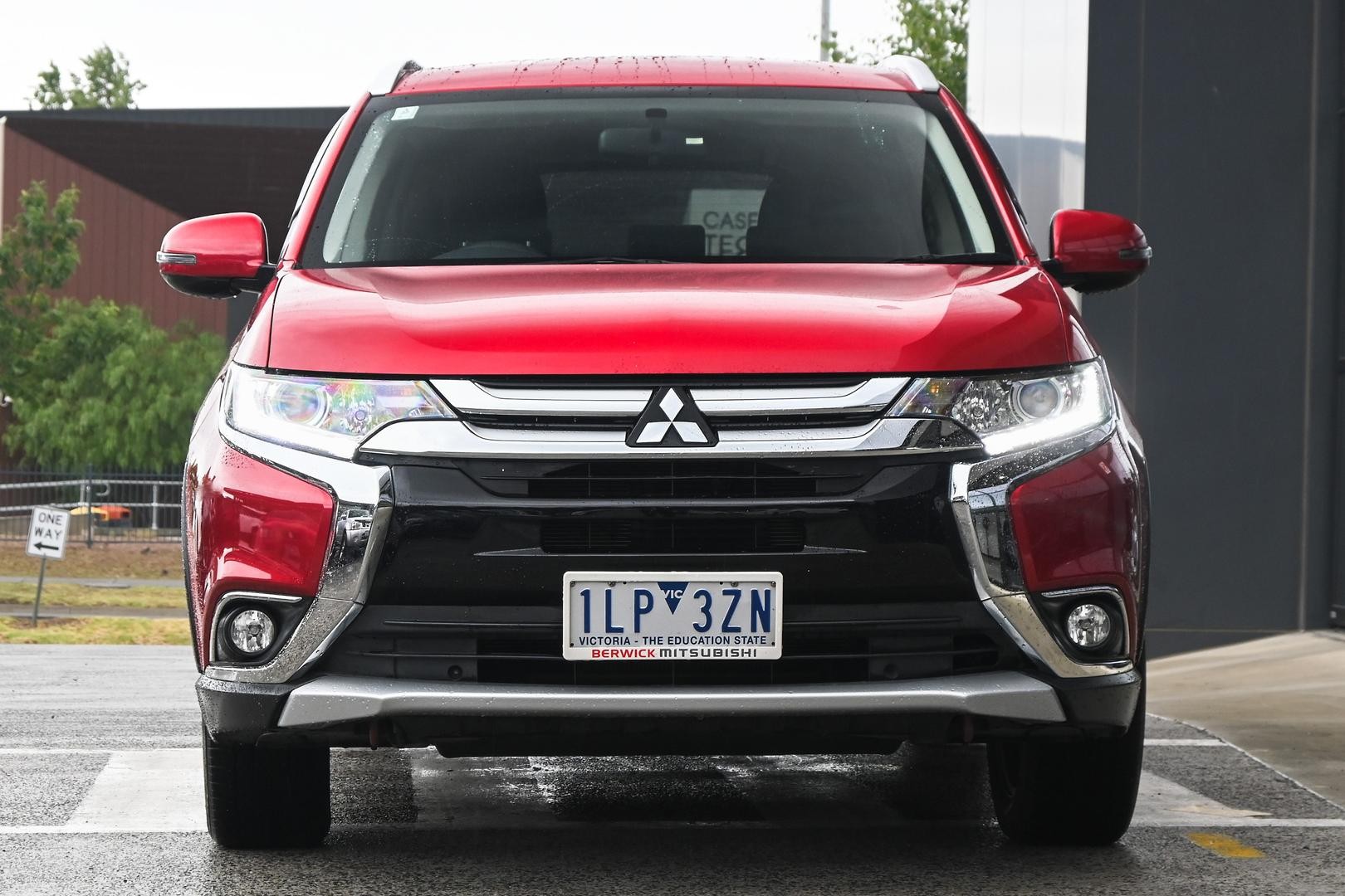 Mitsubishi Outlander image 2