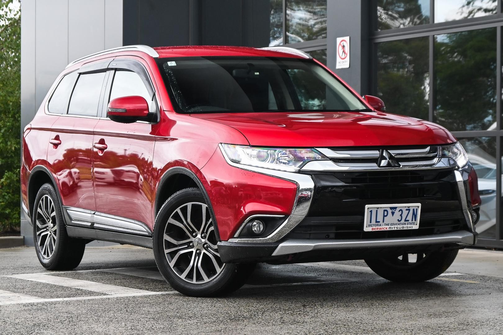 Mitsubishi Outlander image 1