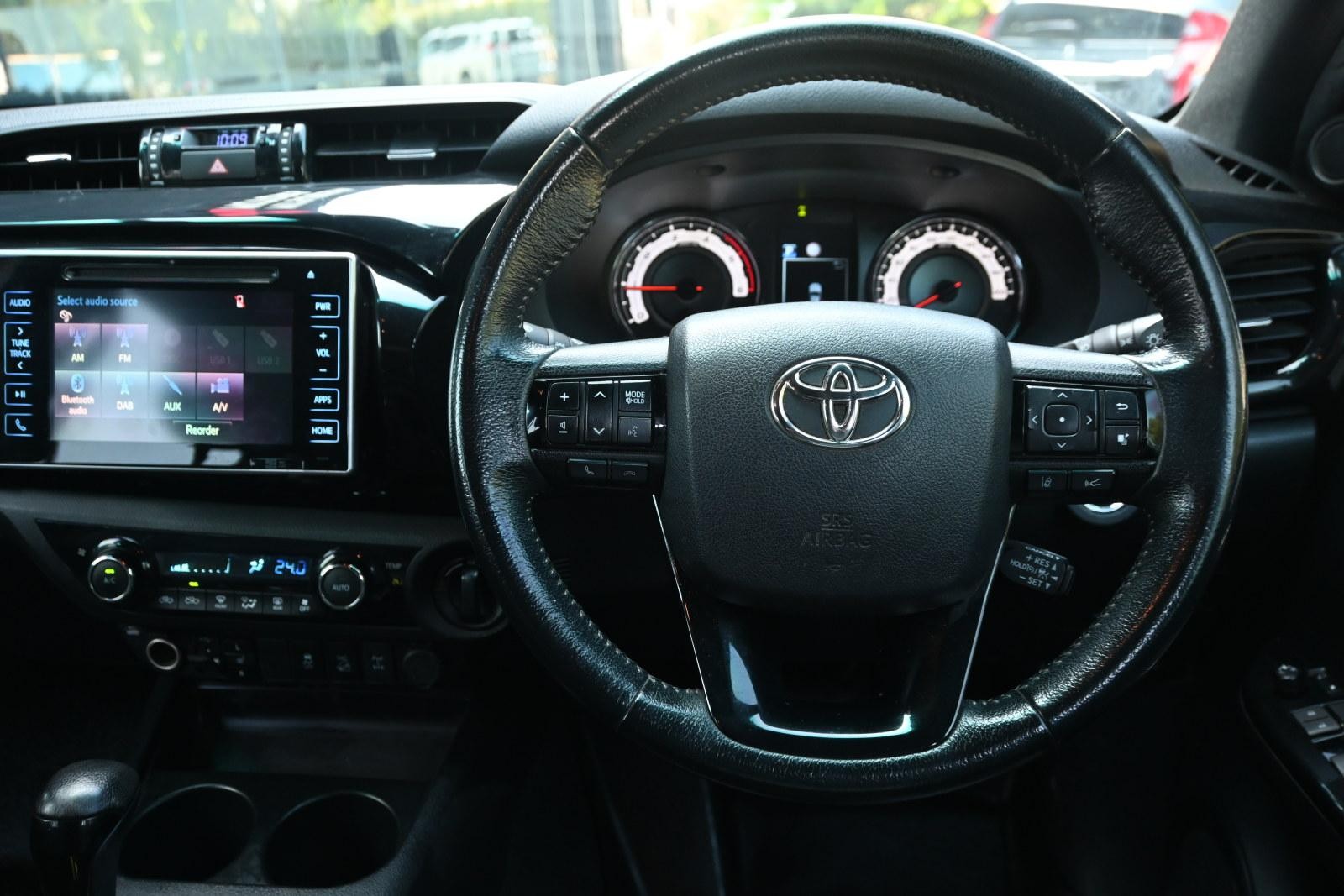 Toyota Hilux image 4