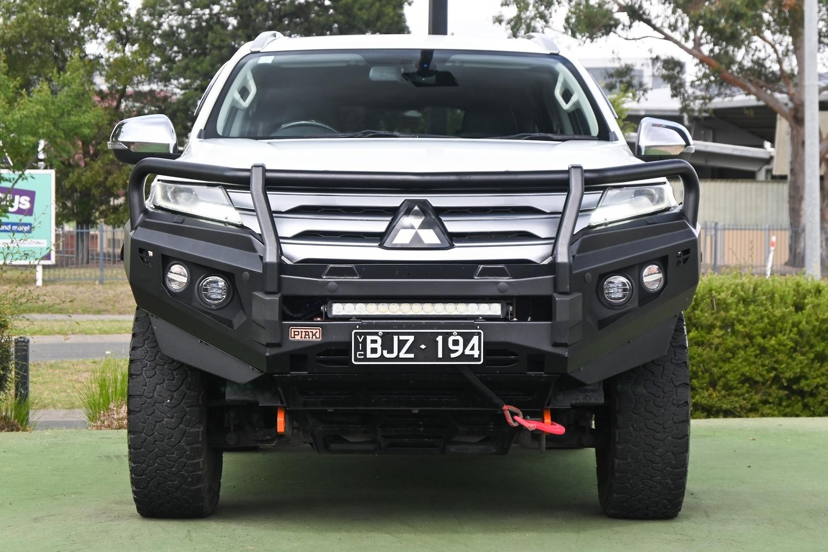 Mitsubishi Pajero Sport image 2