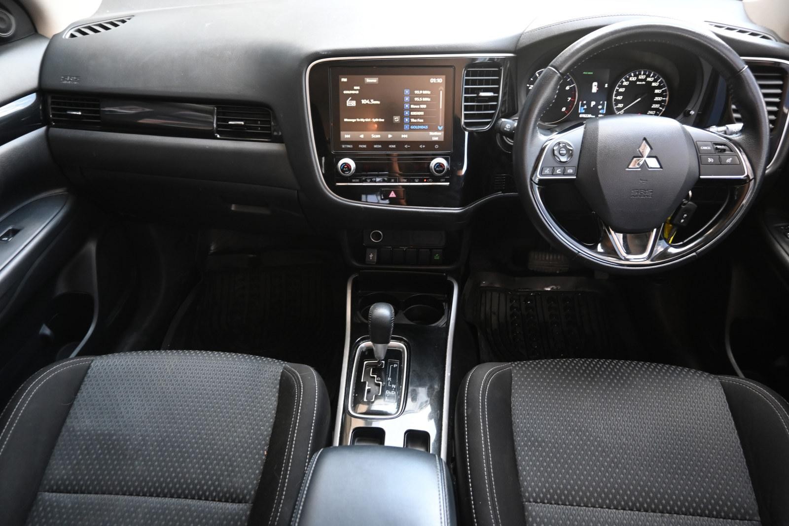 Mitsubishi Outlander image 3