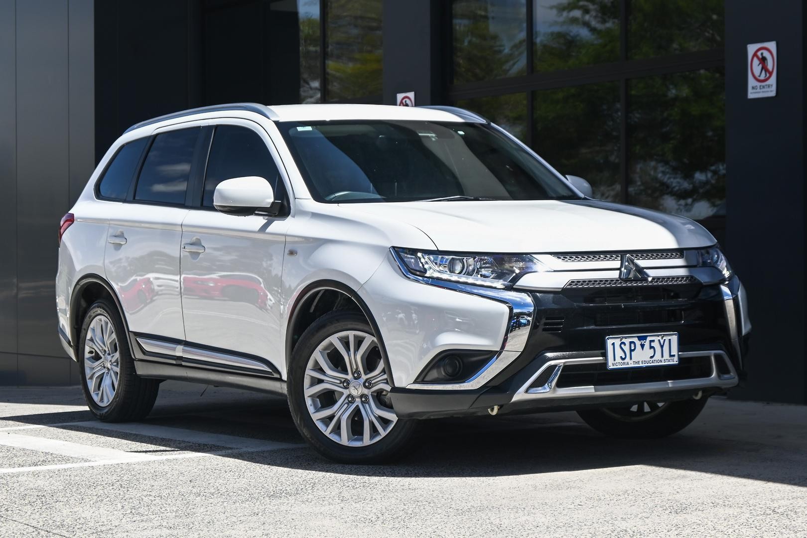 Mitsubishi Outlander image 1