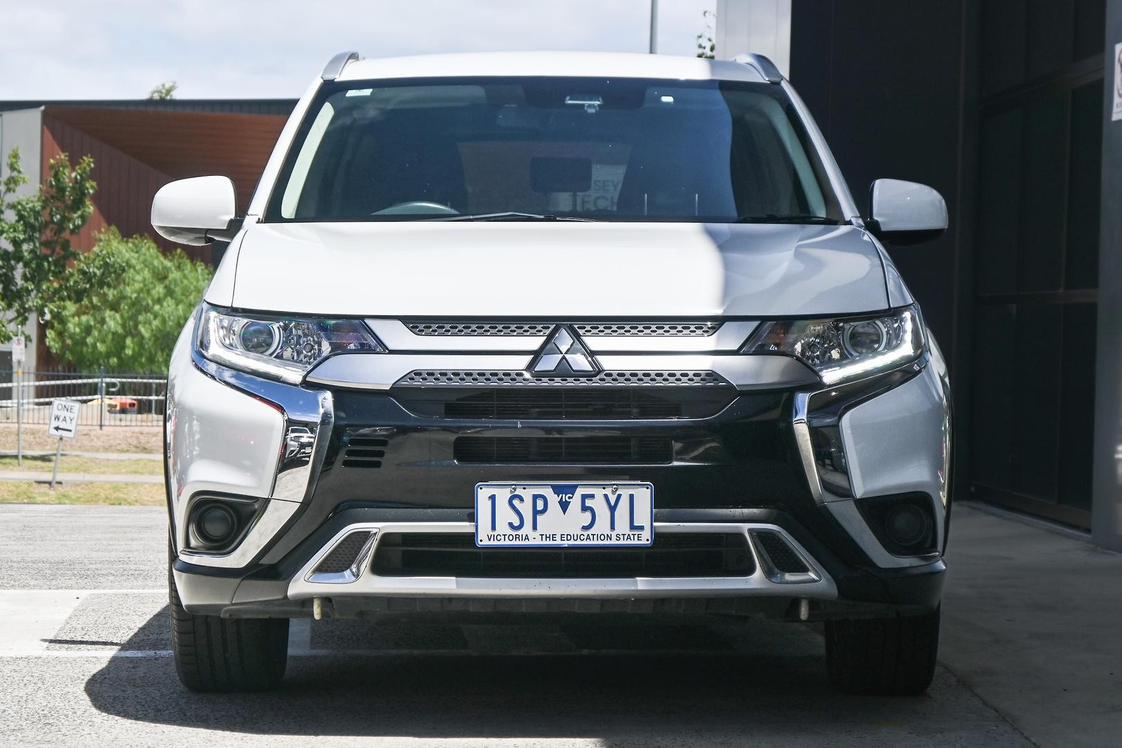 Mitsubishi Outlander image 2