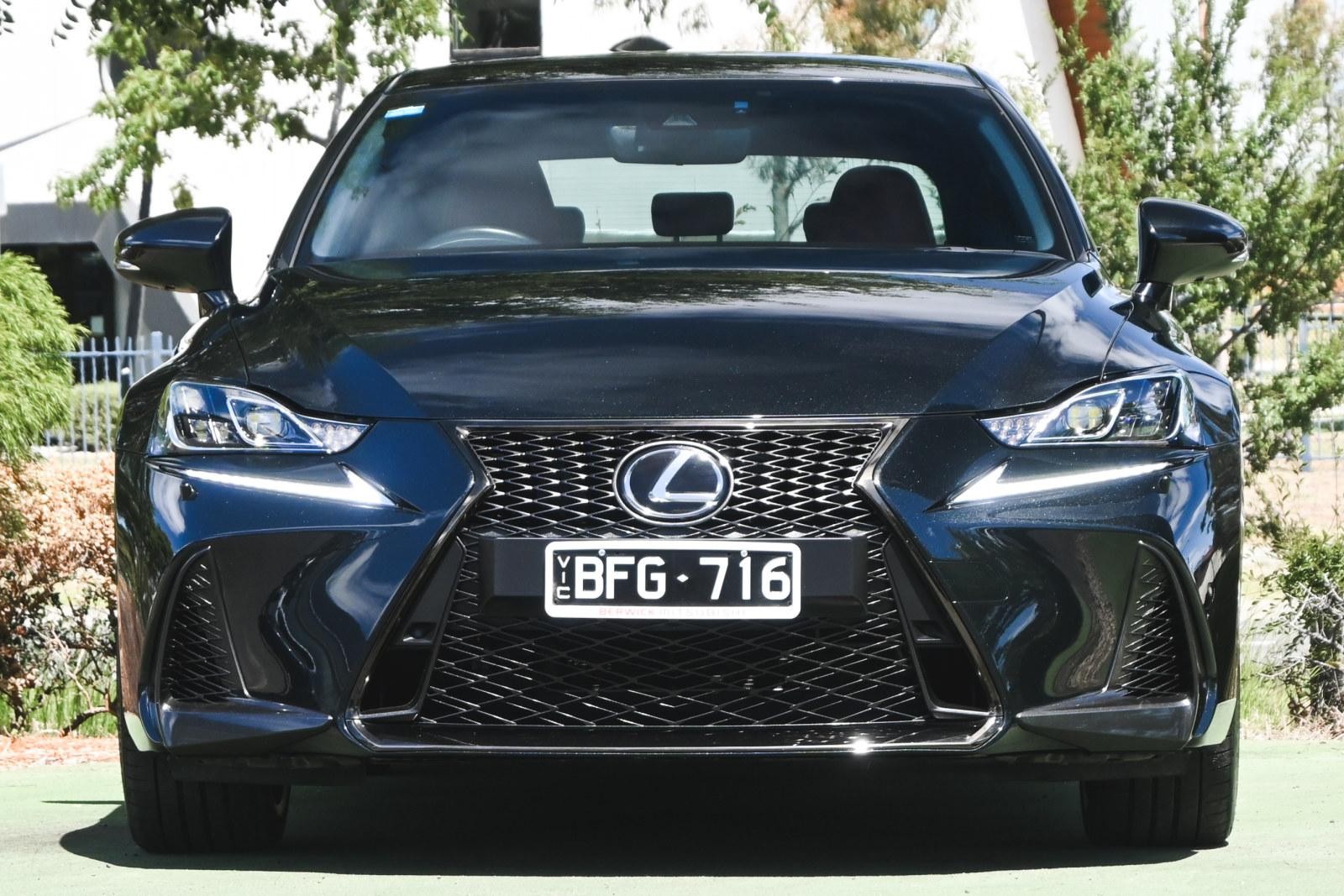 Lexus Is image 2