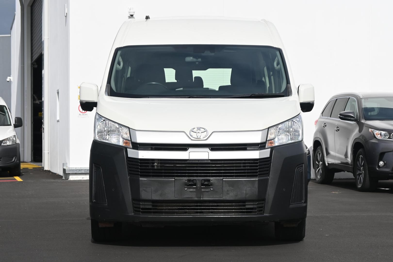 Toyota Hiace image 2