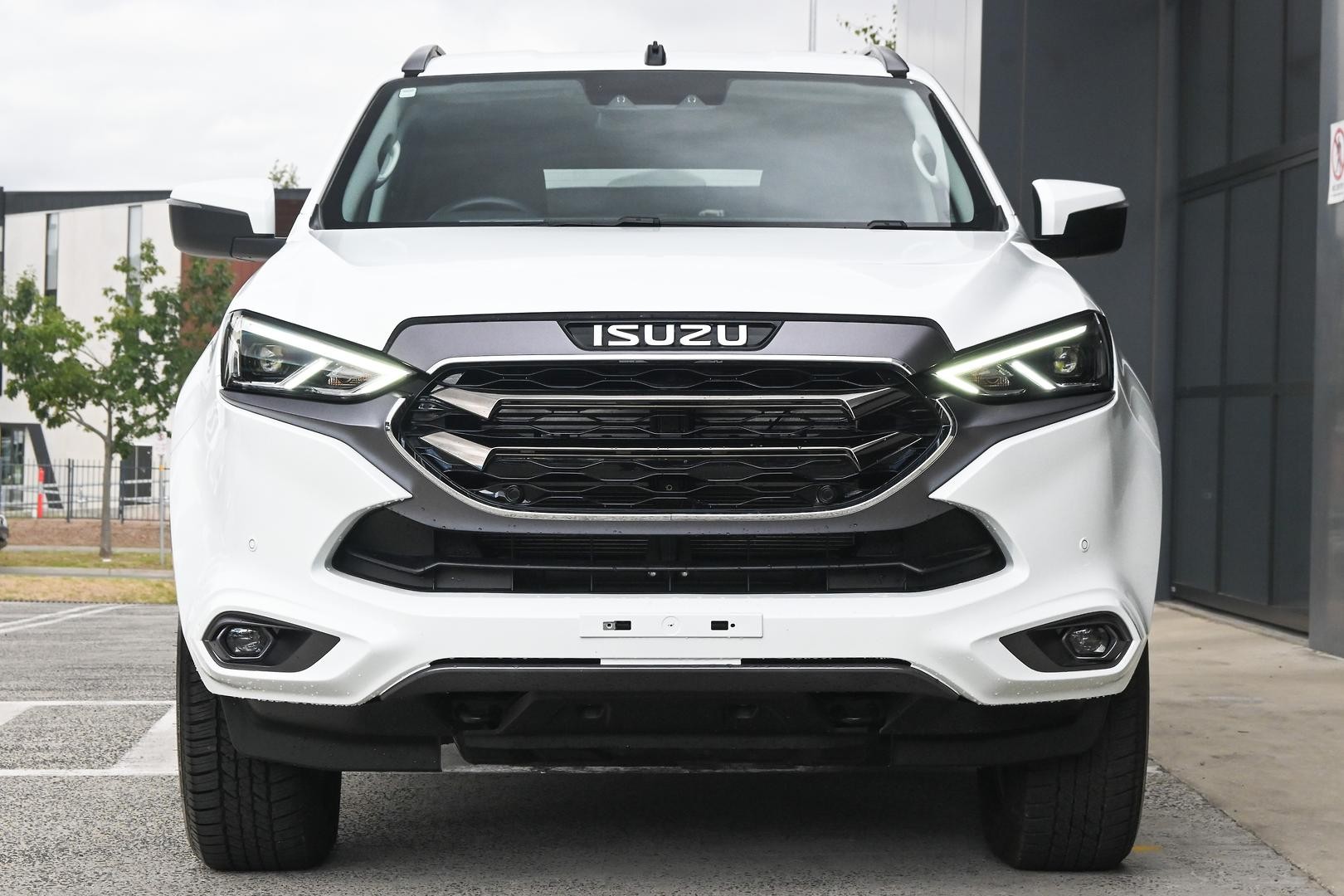 Isuzu Mu-x image 2