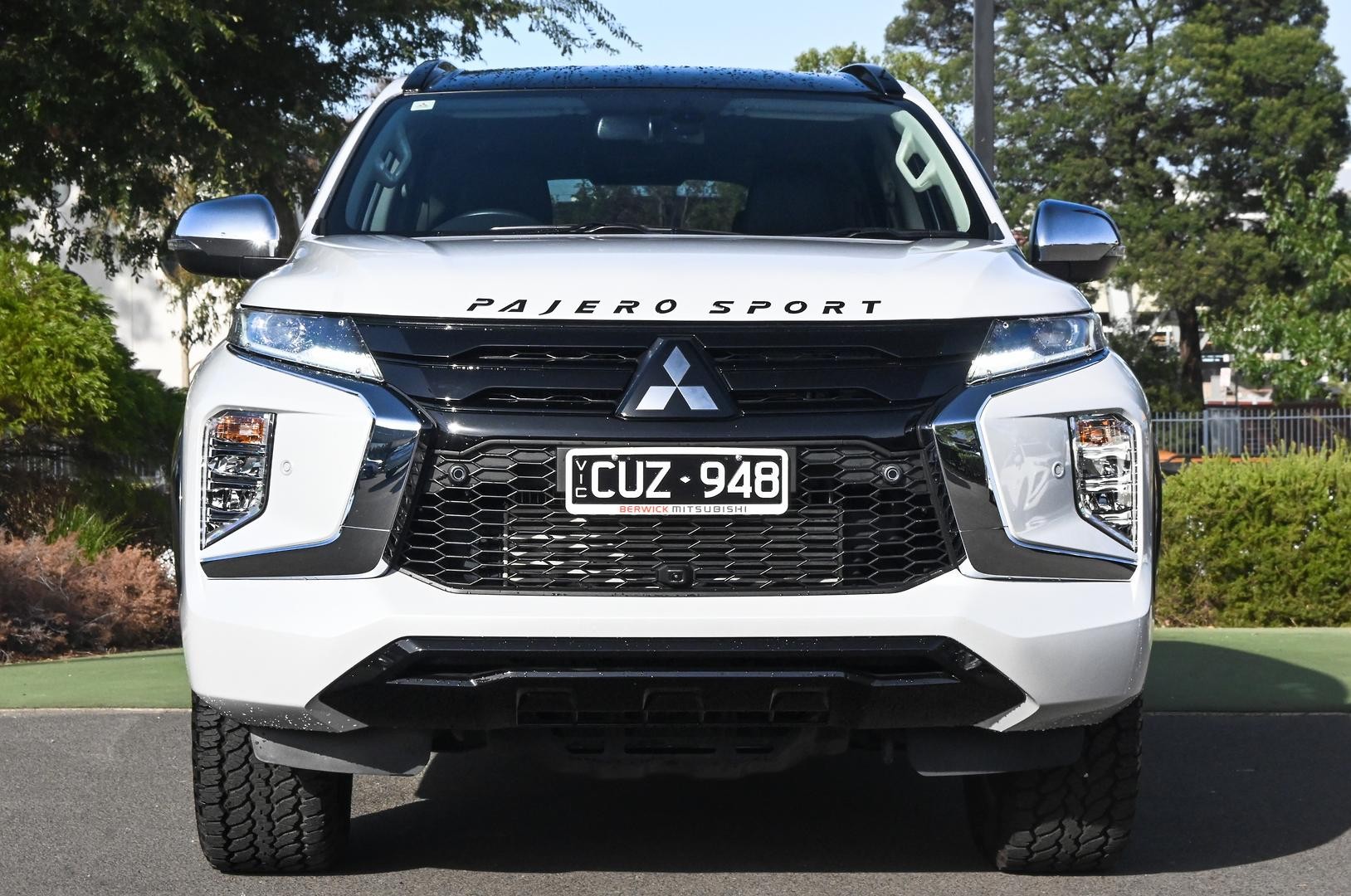 Mitsubishi Pajero Sport image 2