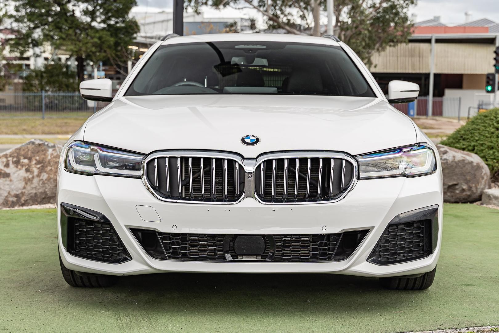 BMW 5 Series image 3