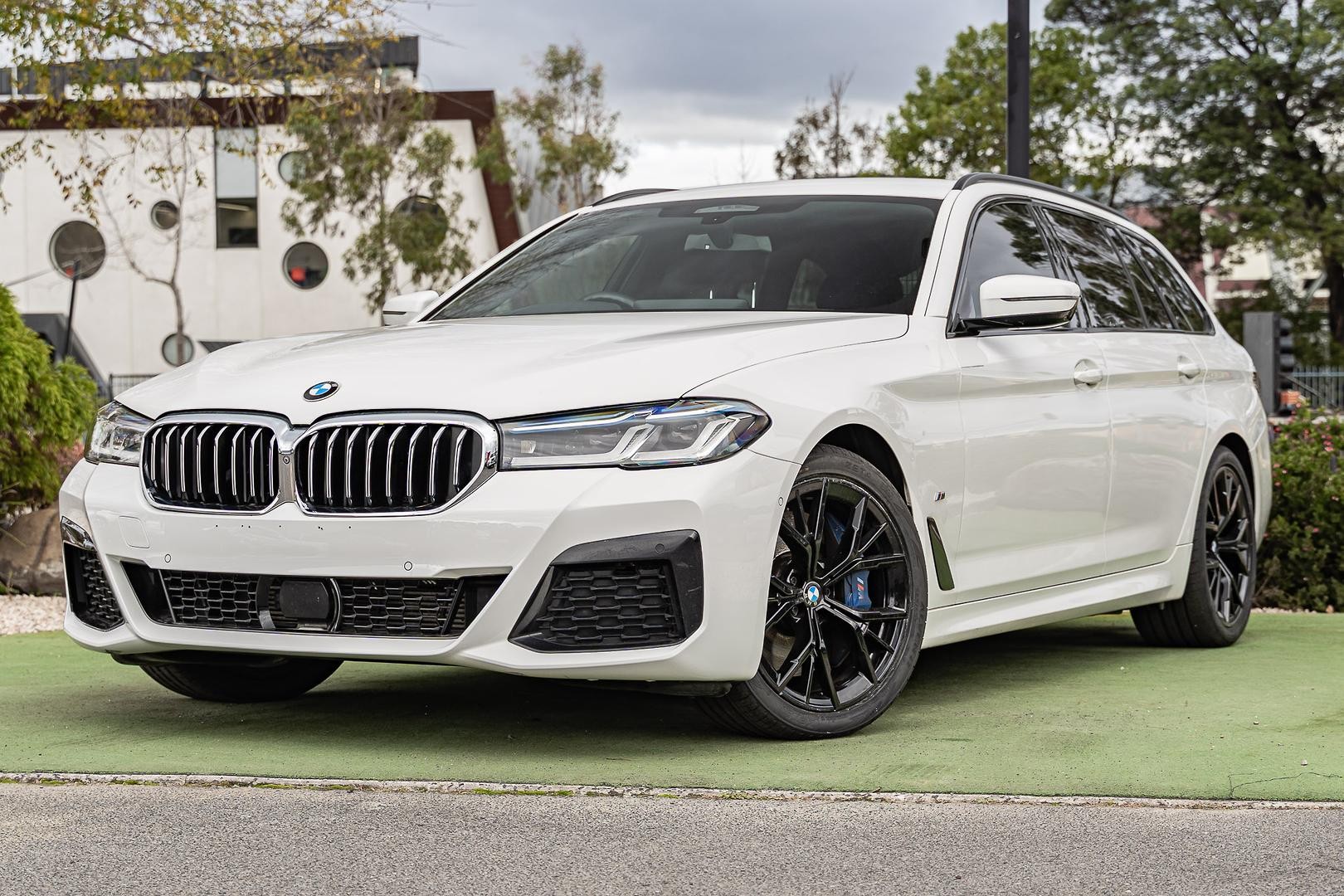 BMW 5 Series image 1