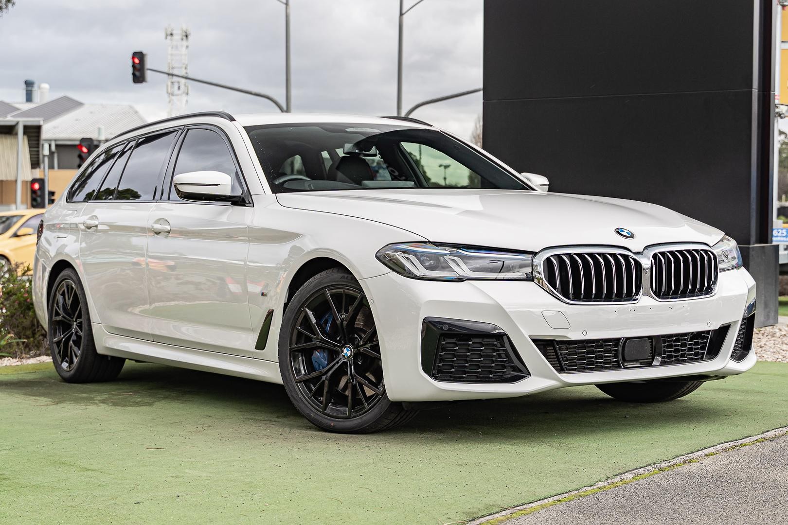 BMW 5 Series image 2