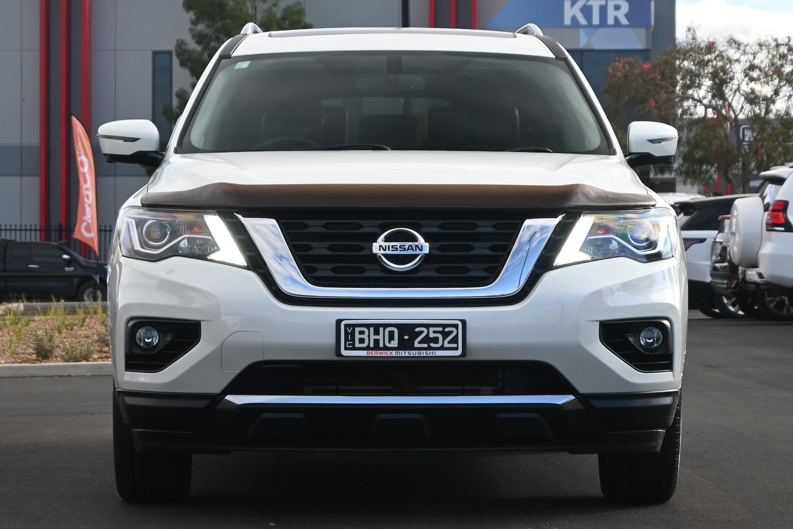 Nissan Pathfinder image 2