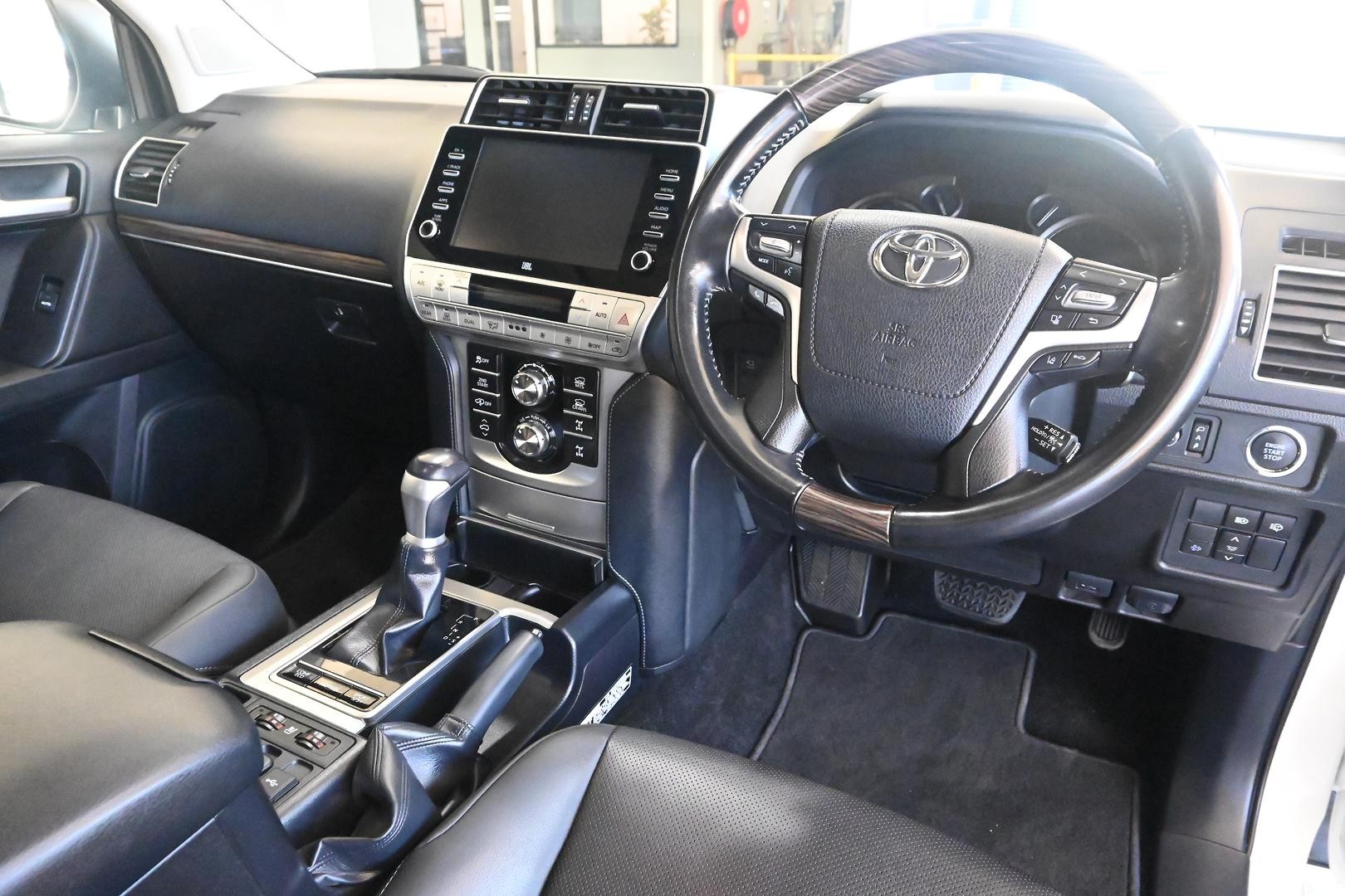 Toyota Landcruiser Prado image 4
