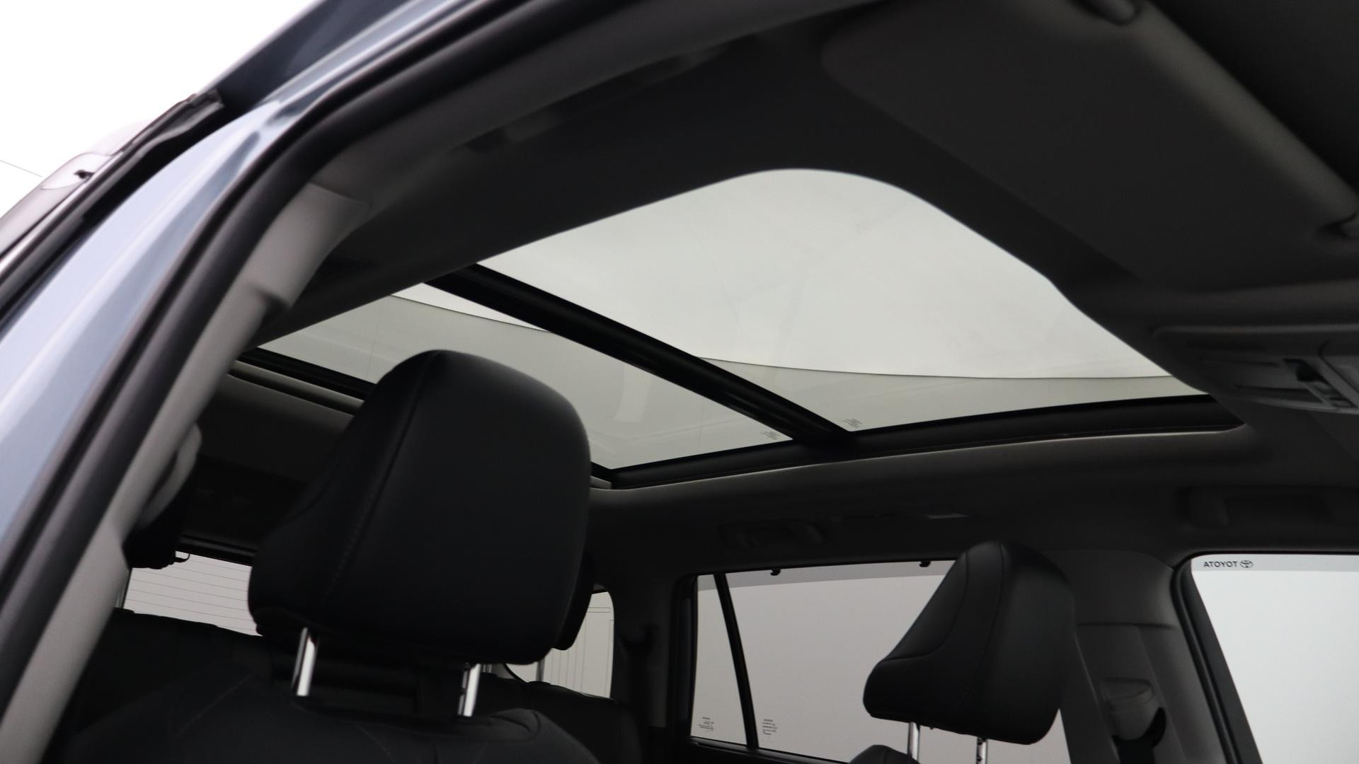 Toyota Kluger image 4