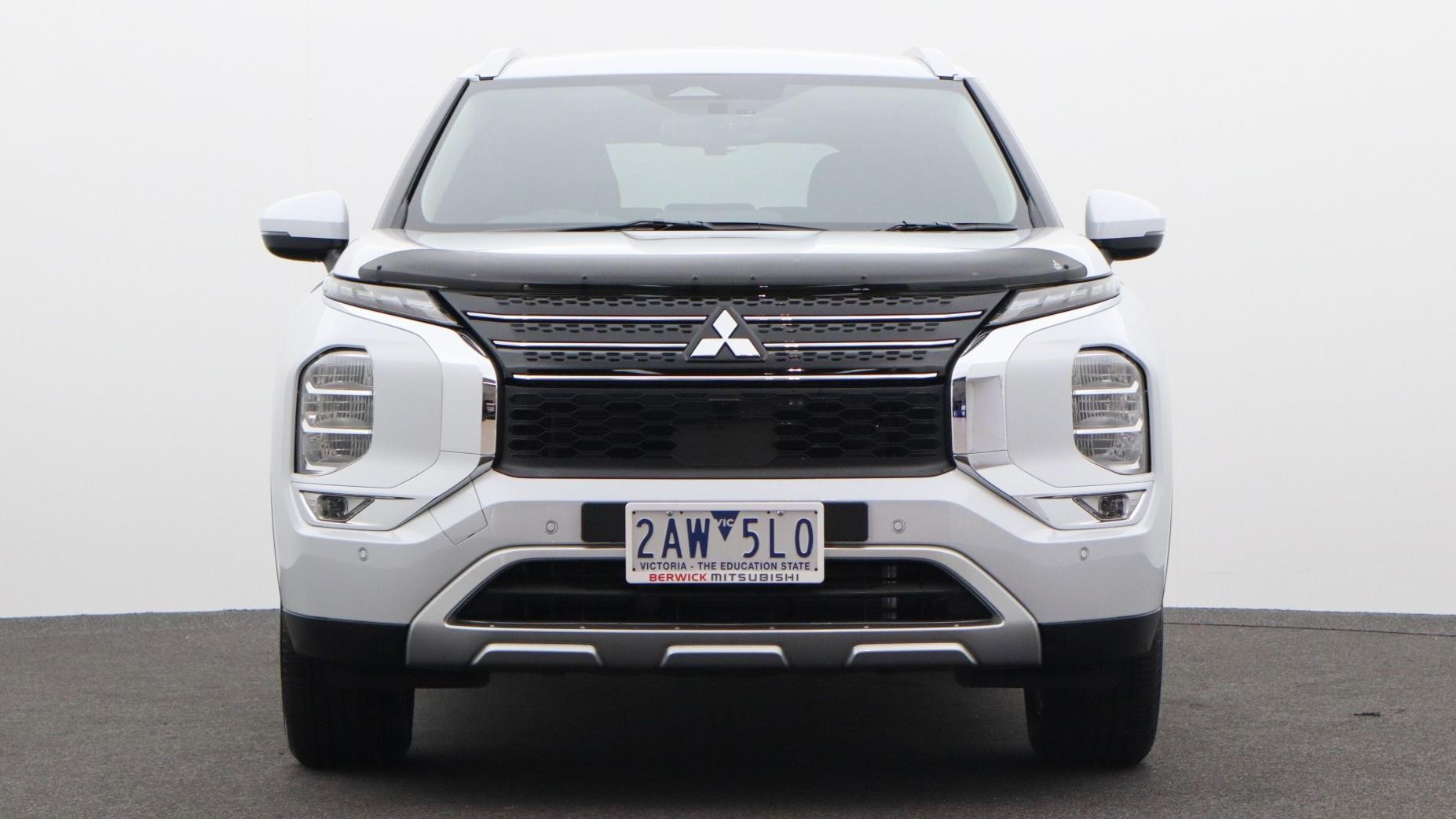Mitsubishi Outlander image 2