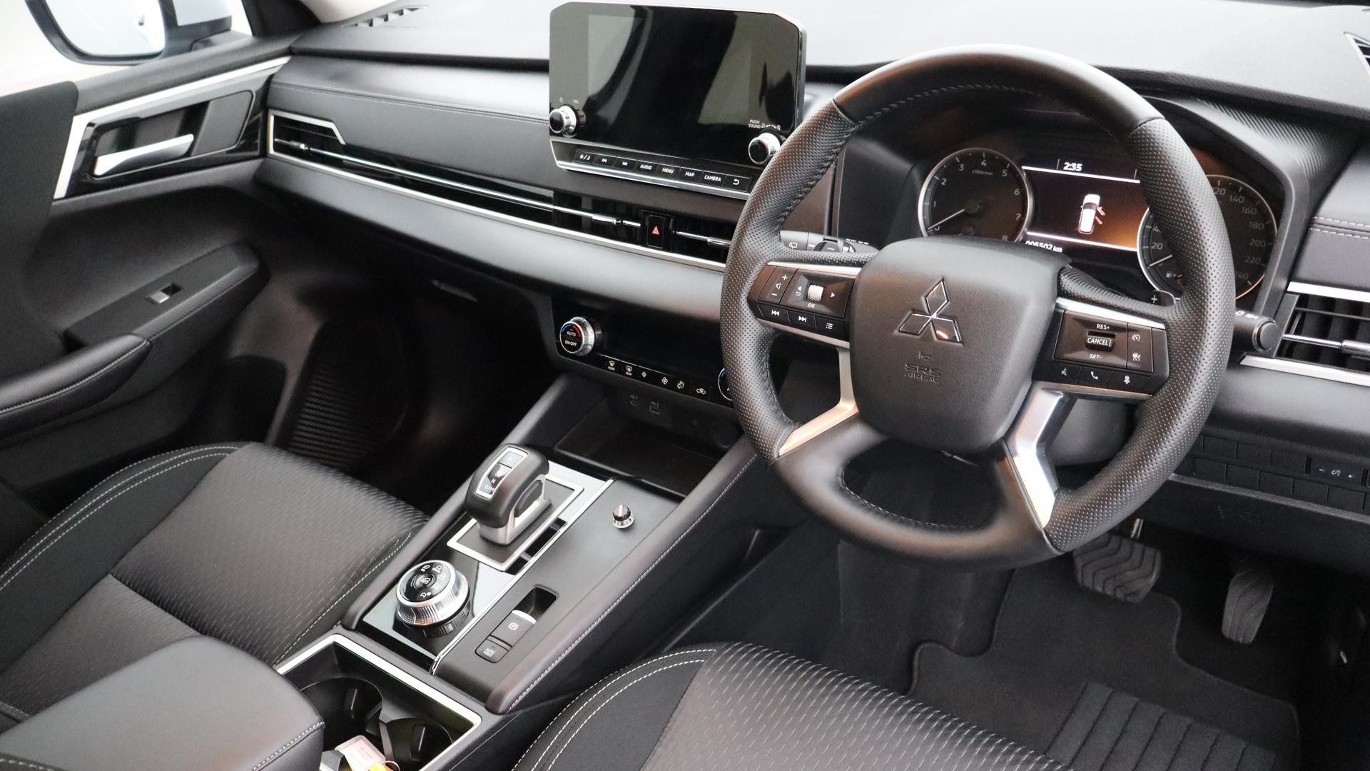 Mitsubishi Outlander image 4