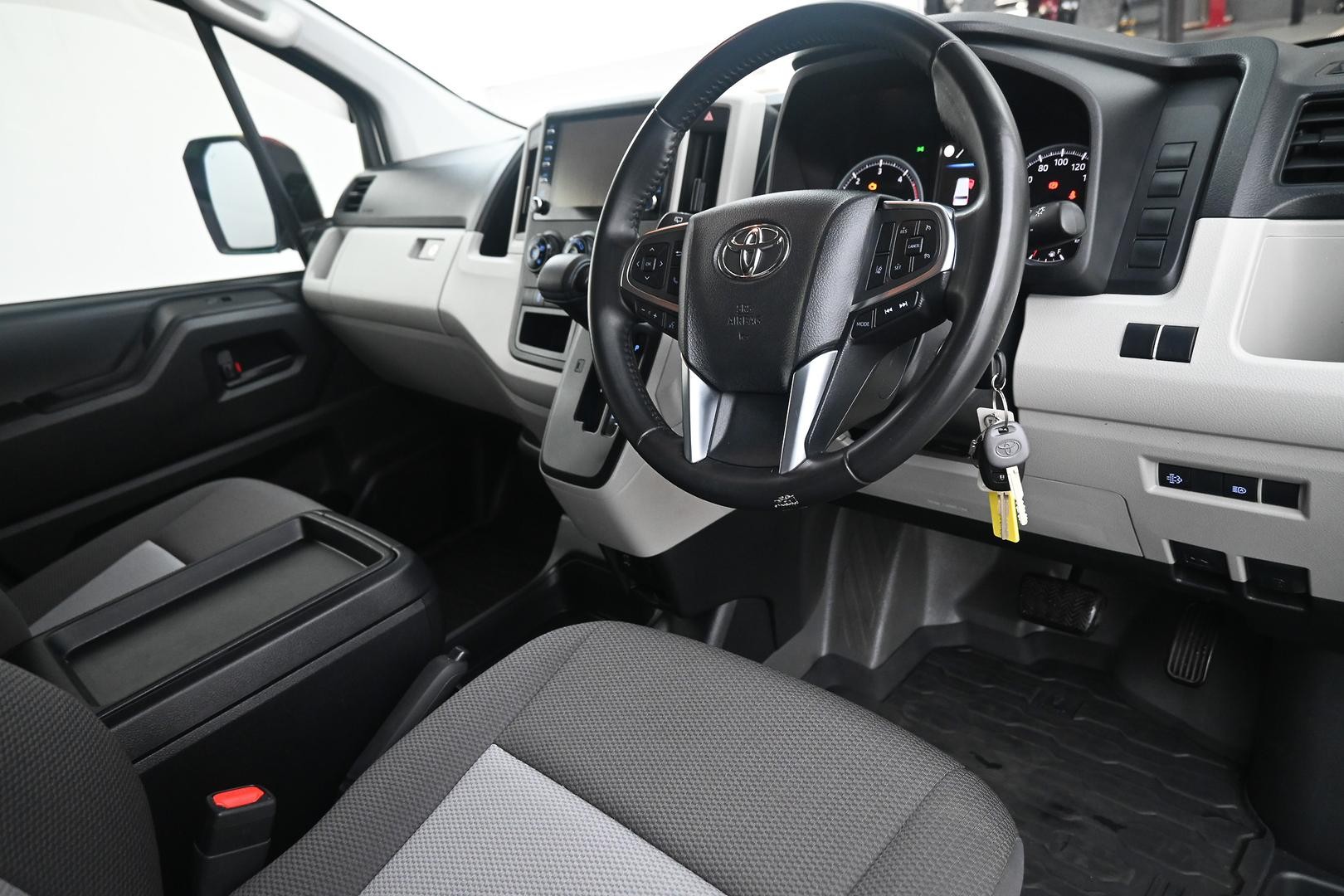 Toyota Hiace image 4