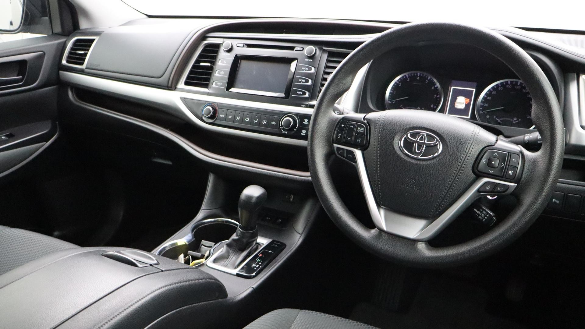 Toyota Kluger image 3