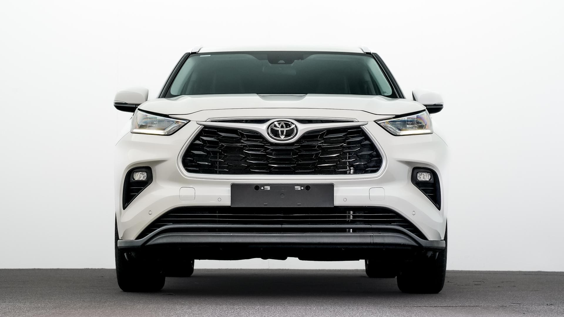 Toyota Kluger image 2