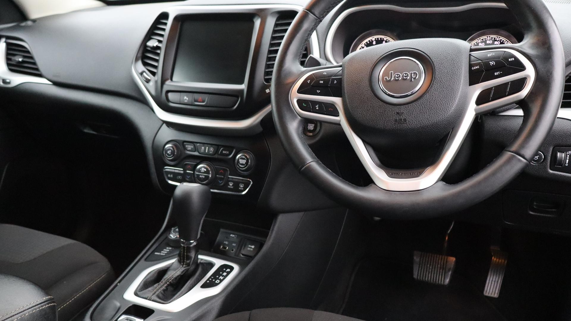 Jeep Cherokee image 4